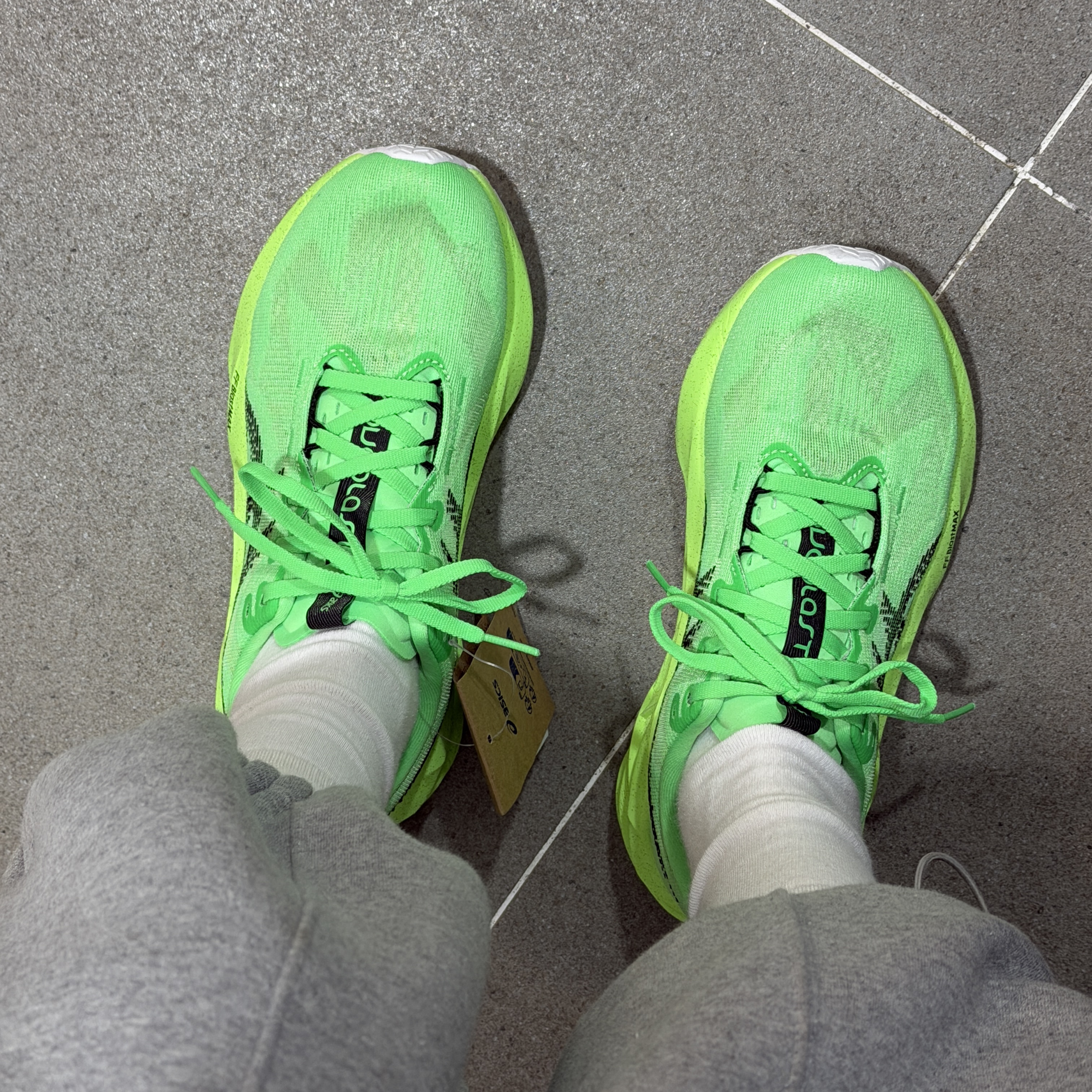 (W) Asics Novablast 5 Ekiden Vital Green Black 착용 스타일