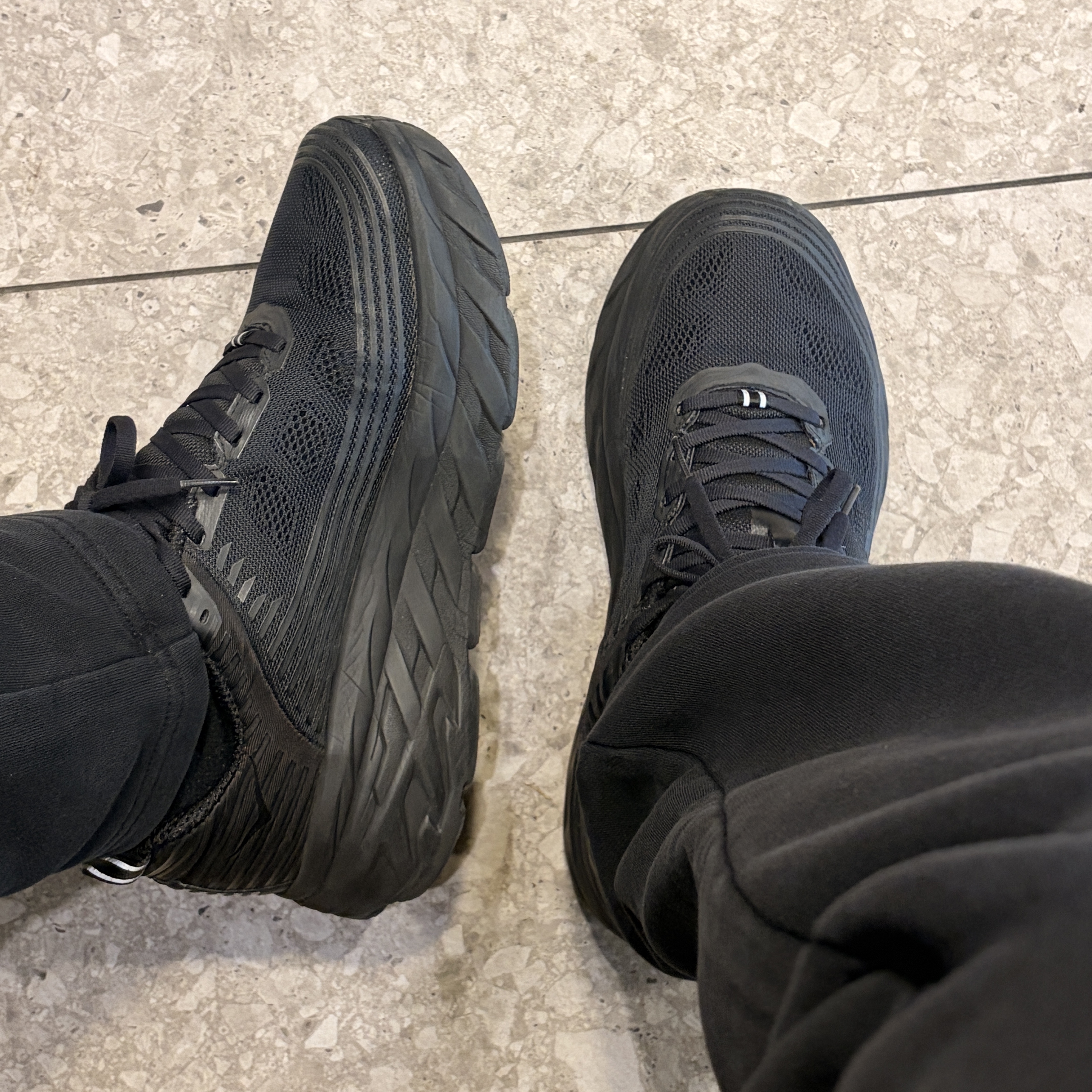 Hoka Bondi 6 Black 착용 스타일