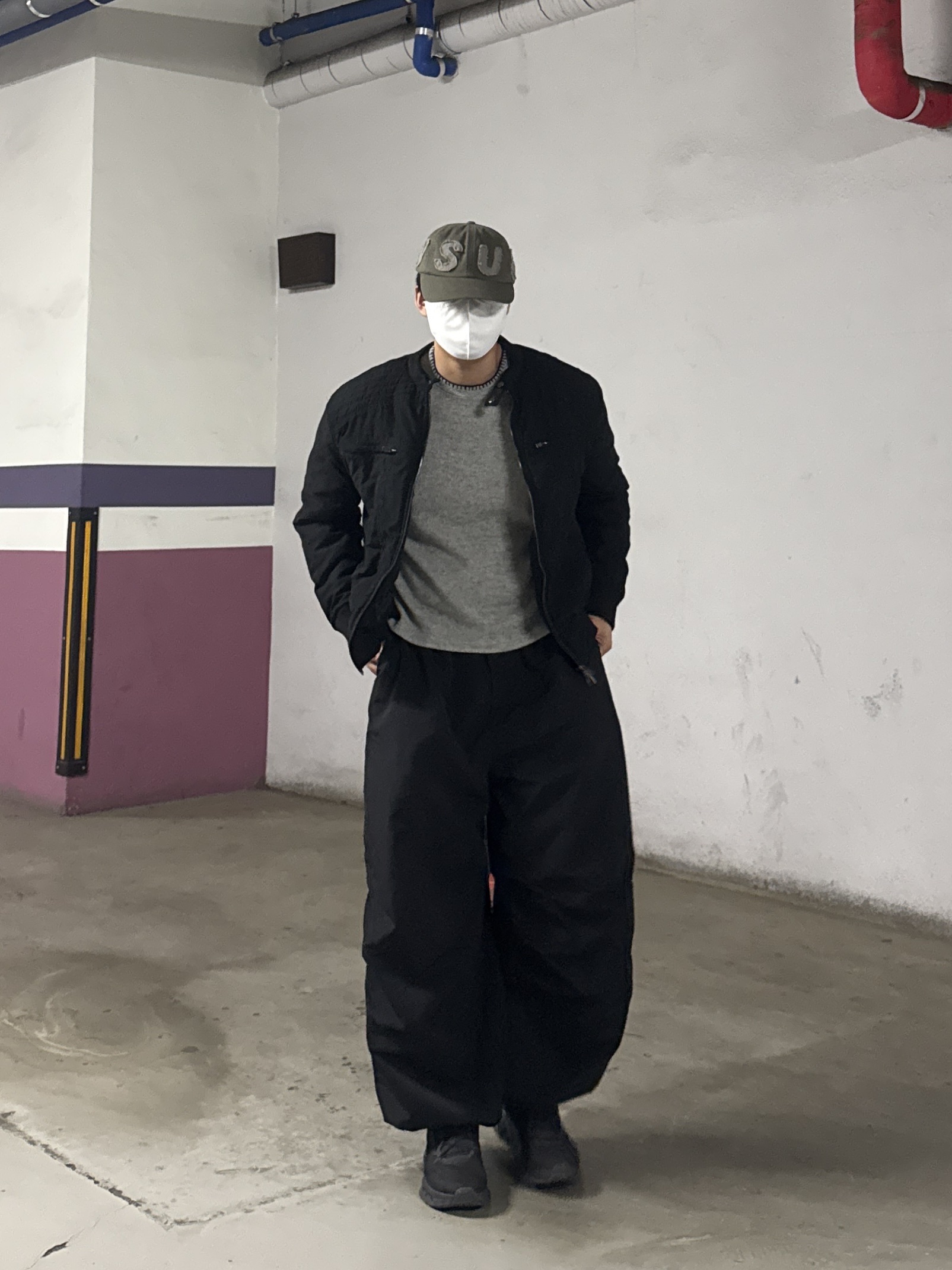 Sunlove Capital Cap Charcoal, On Running Cloudmonster Void Black 착용 스타일 - 3