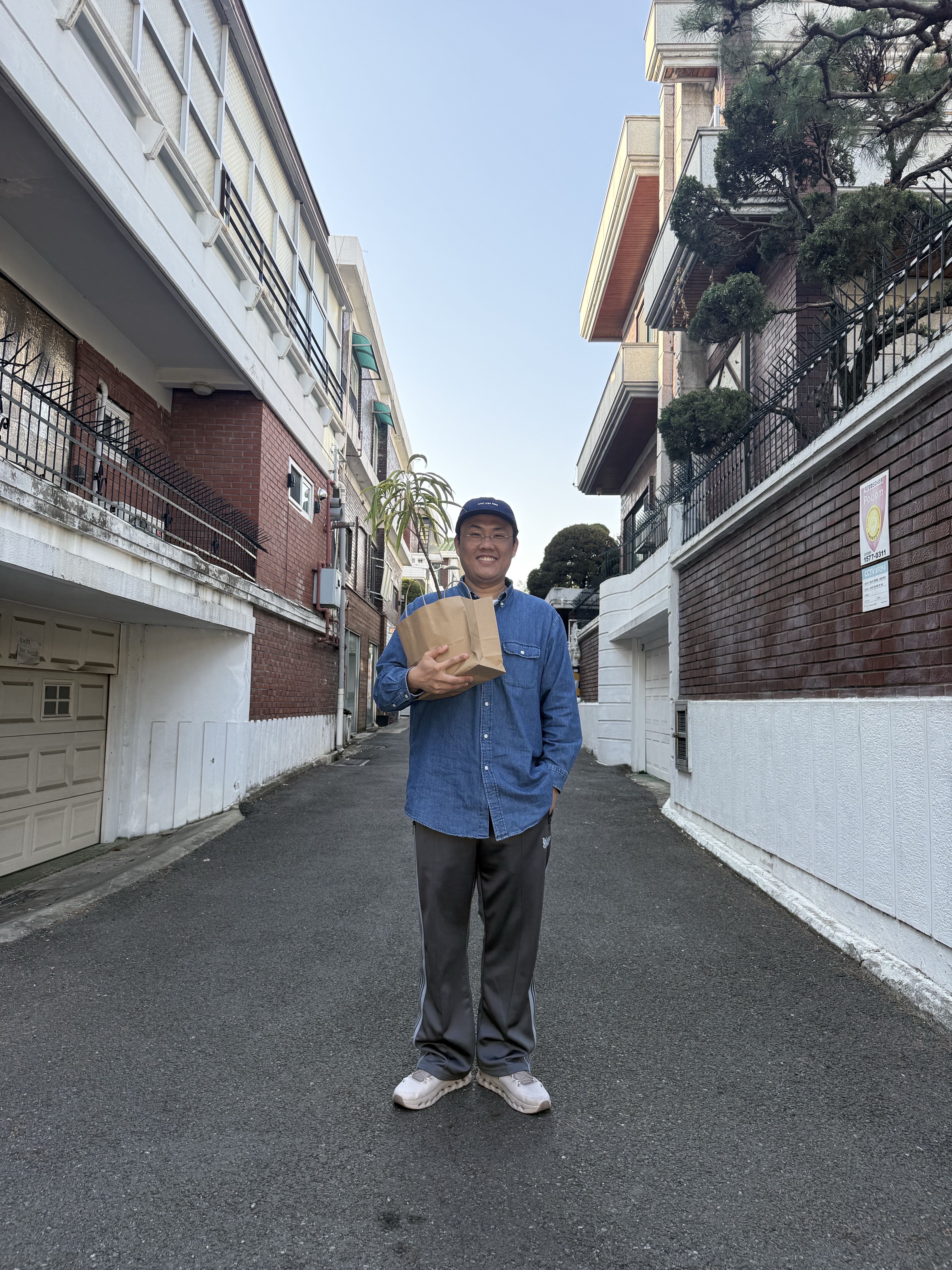 On Running Cloudtilt Cinder Ash, Needles Straight Track Pants Poly Smooth Ice White 착용 스타일