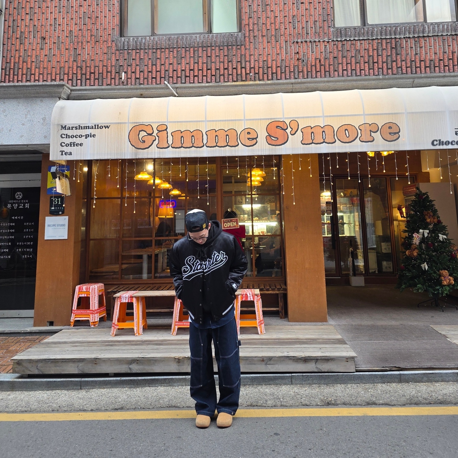 Flavorism Carpenter Wide Baggy jeans Deep Indigo, Honey Scoop House HNY Logo Trucker Cap Black 착용 스타일