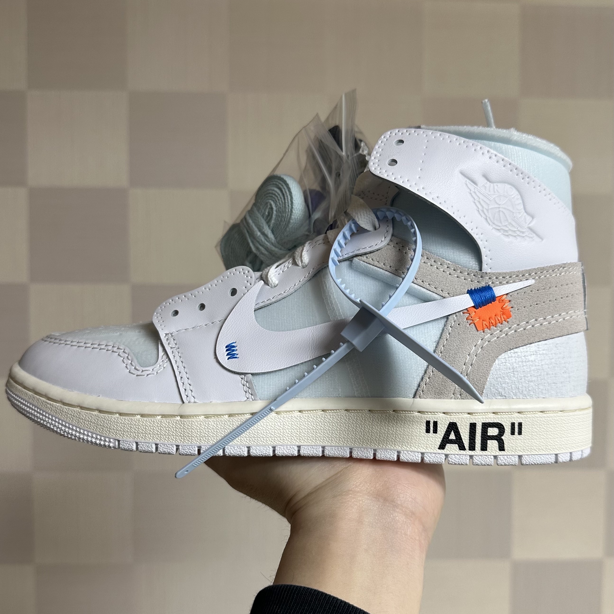 Jordan 1 x Virgil Abloh Archive Retro High Alaska White 착용 스타일 - 1