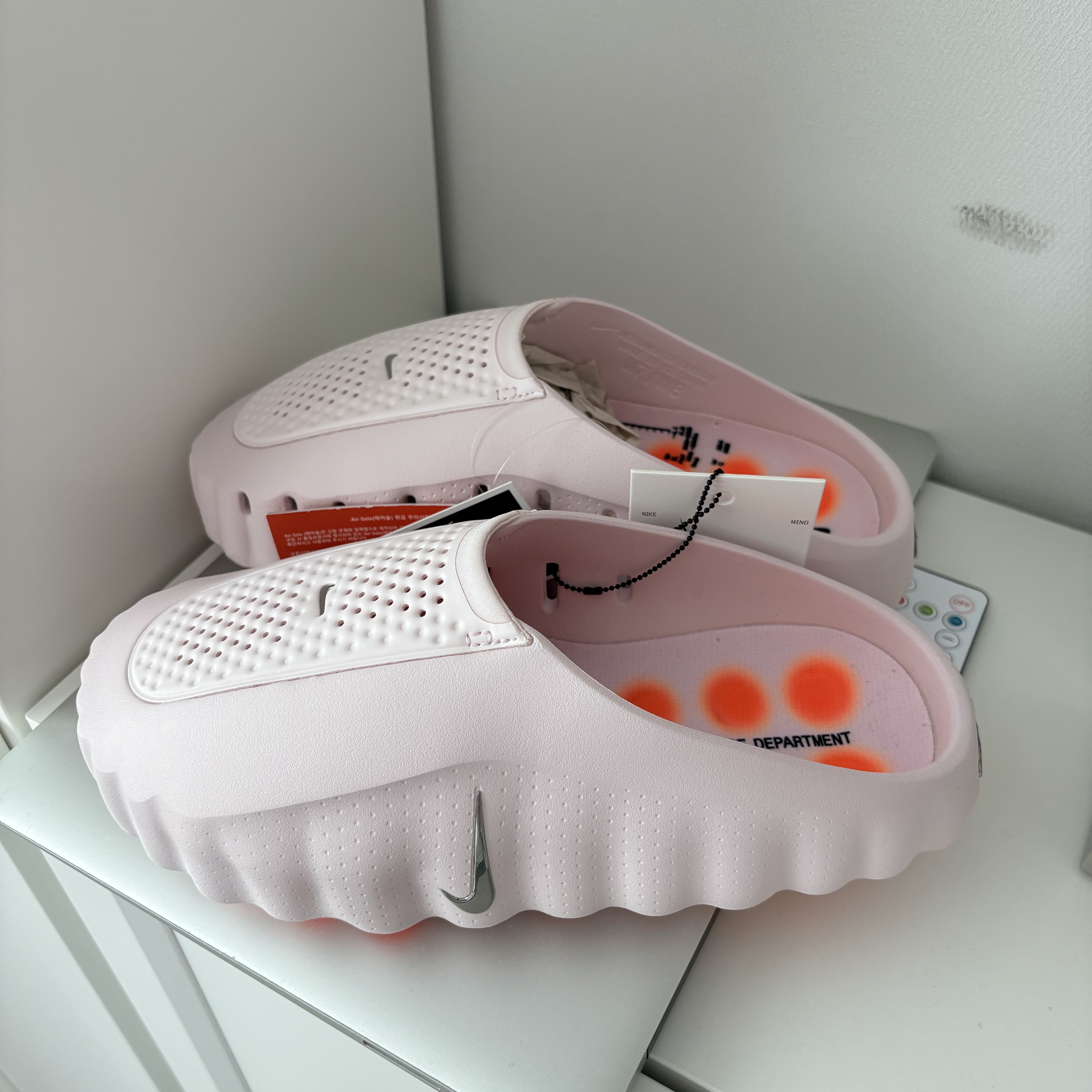(W) Nike Mind 001 Pearl Pink Hyper Crimson, Nike Mind 001 Black Chrome 착용 스타일