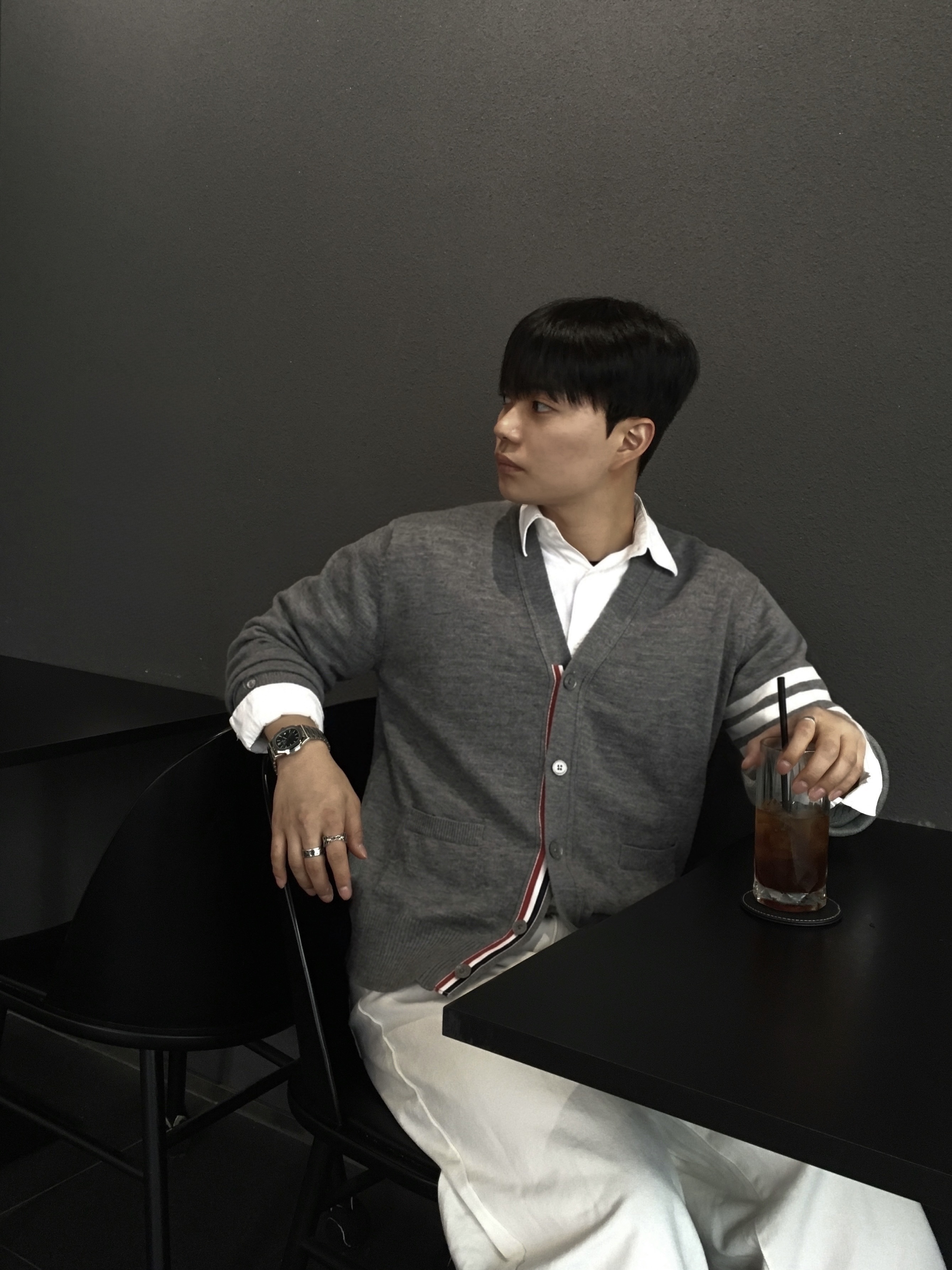 Thom Browne Sustainable Fine Merino Wool 4-Bar Classic Cardigan Medium Grey 착용 스타일