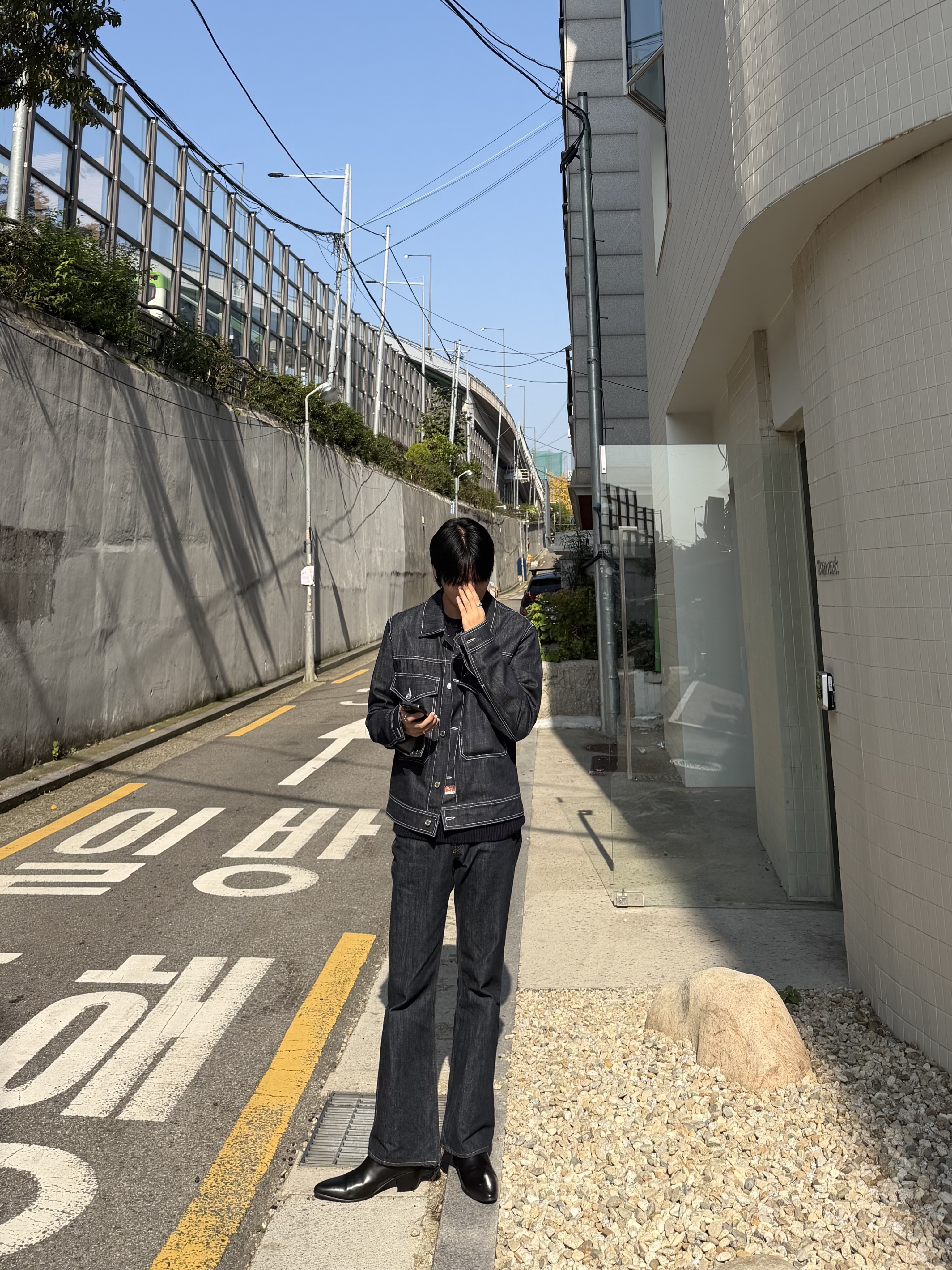 Kapital 14 oz. Denim 5P Rat Flare Pants Indigo (O/W), Saint Laurent Wyatt Chelsea Boots in Smooth Leather Black 착용 스타일 - 2