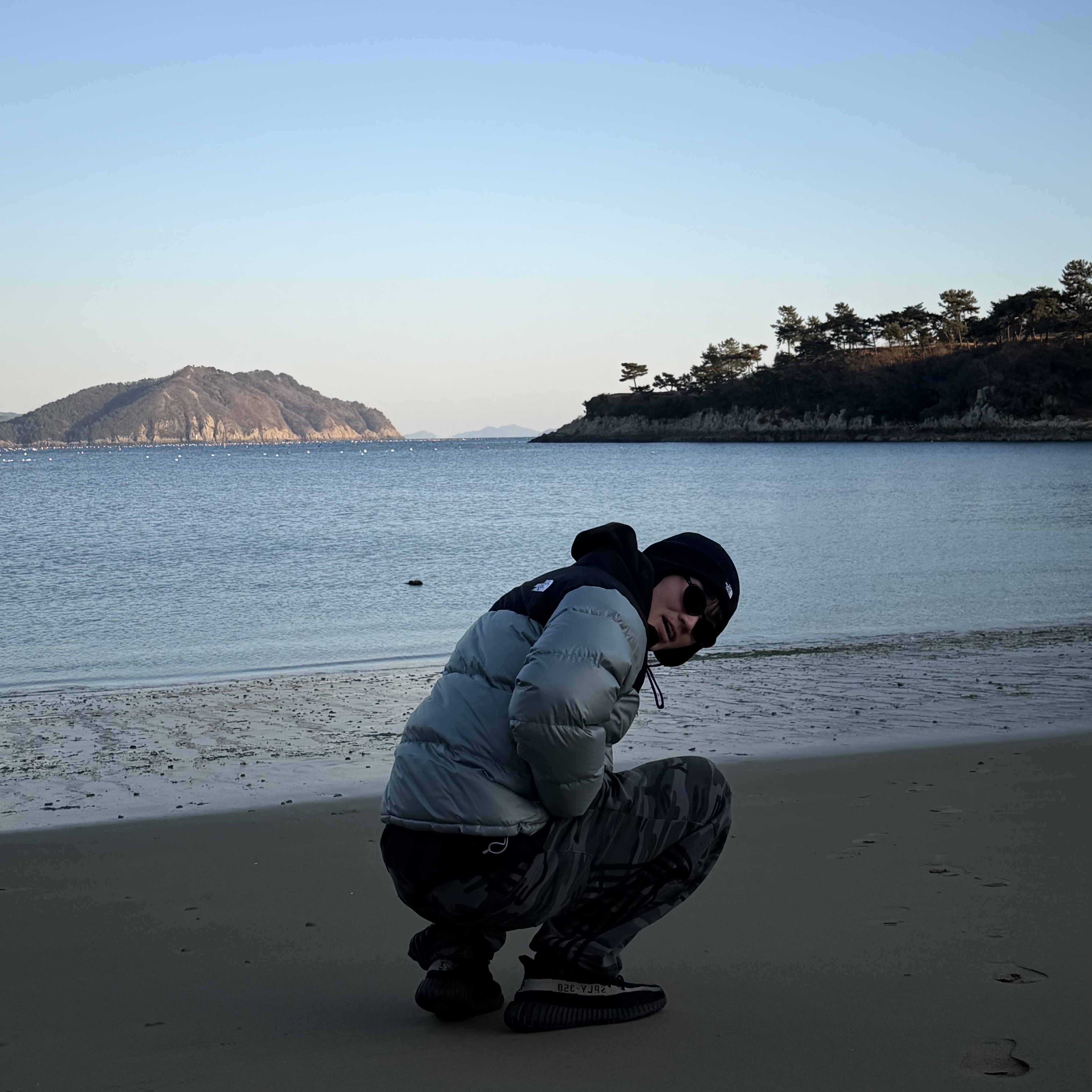 BP2DISORDER Two-Tuck Wide Pants Camo, Adidas Yeezy Boost 350 V2 Core Black White 2022 착용 스타일