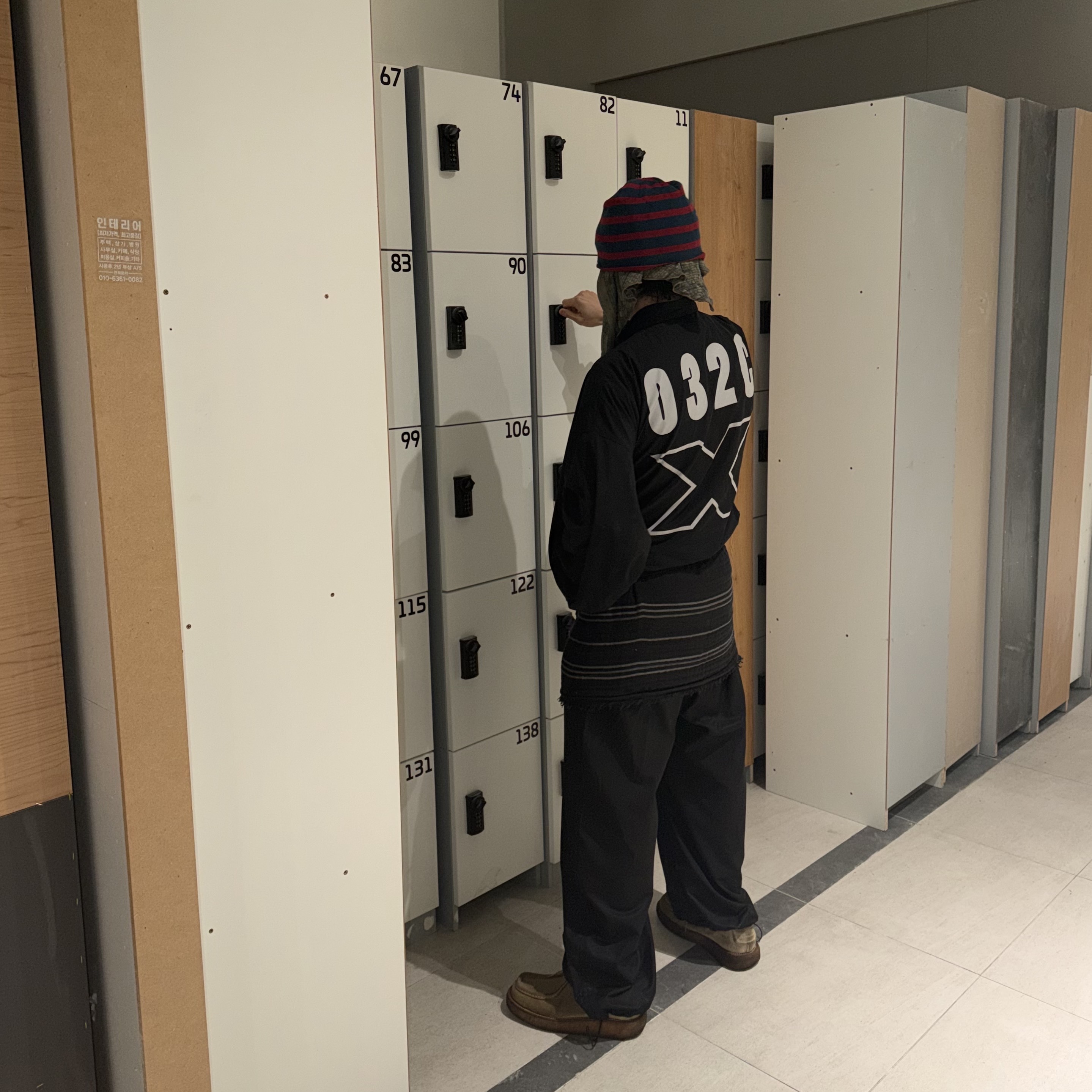 032c Banana Sleeve Tracksuit Jacket Washed Black, Safarispot Saf3 Reversible Stripe Beanie Burgundy/Navy 착용 스타일