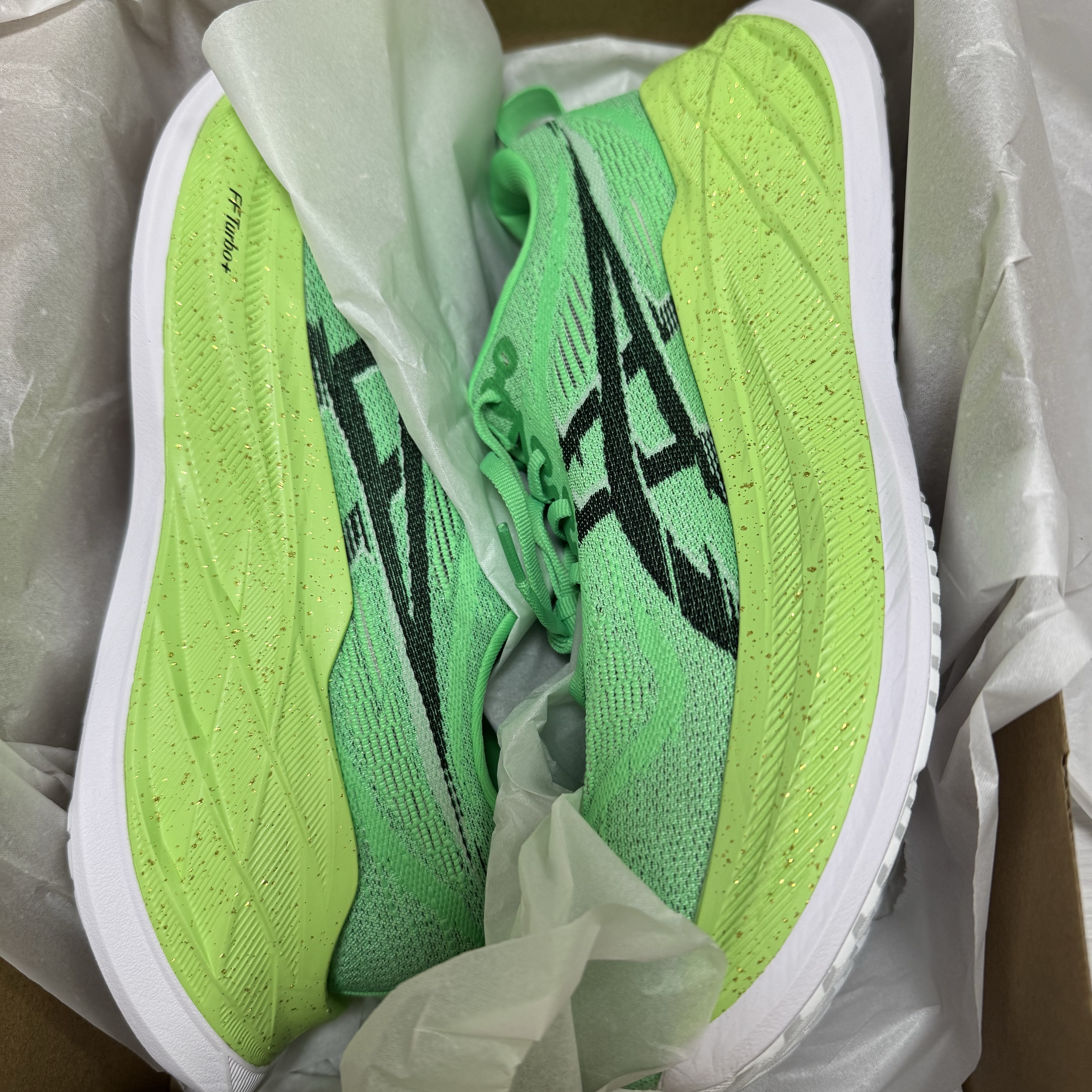 Asics Superblast 2 Ekiden Vital Green Black 착용 스타일