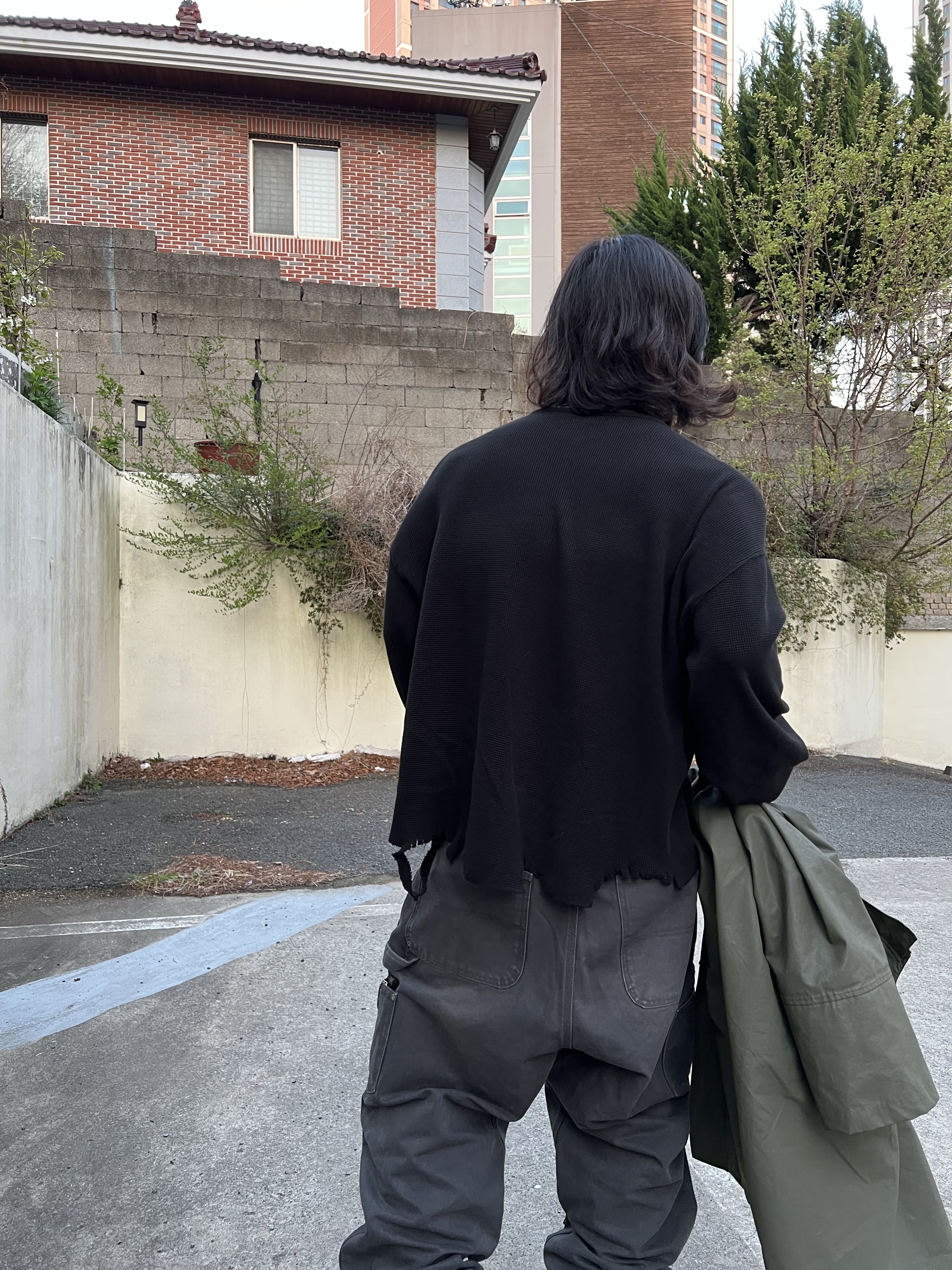 MJD Distressed Waffle Long Sleeve Black 착용 스타일 - 8