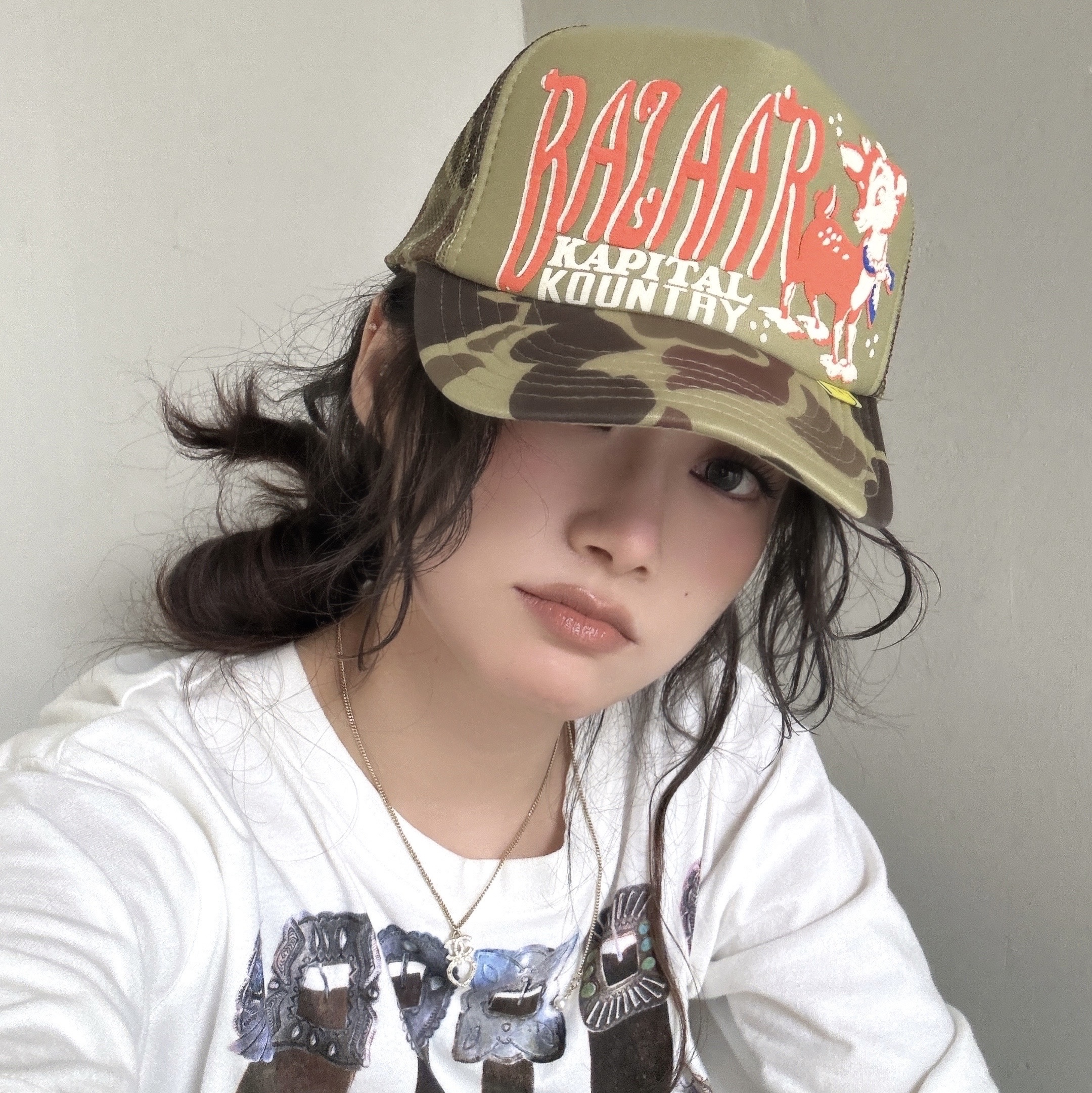 Kapital 20 Crew T-Shirt White, Kapital Denim Men Loves Cats Camo Track Cap Khaki 착용 스타일 - 1