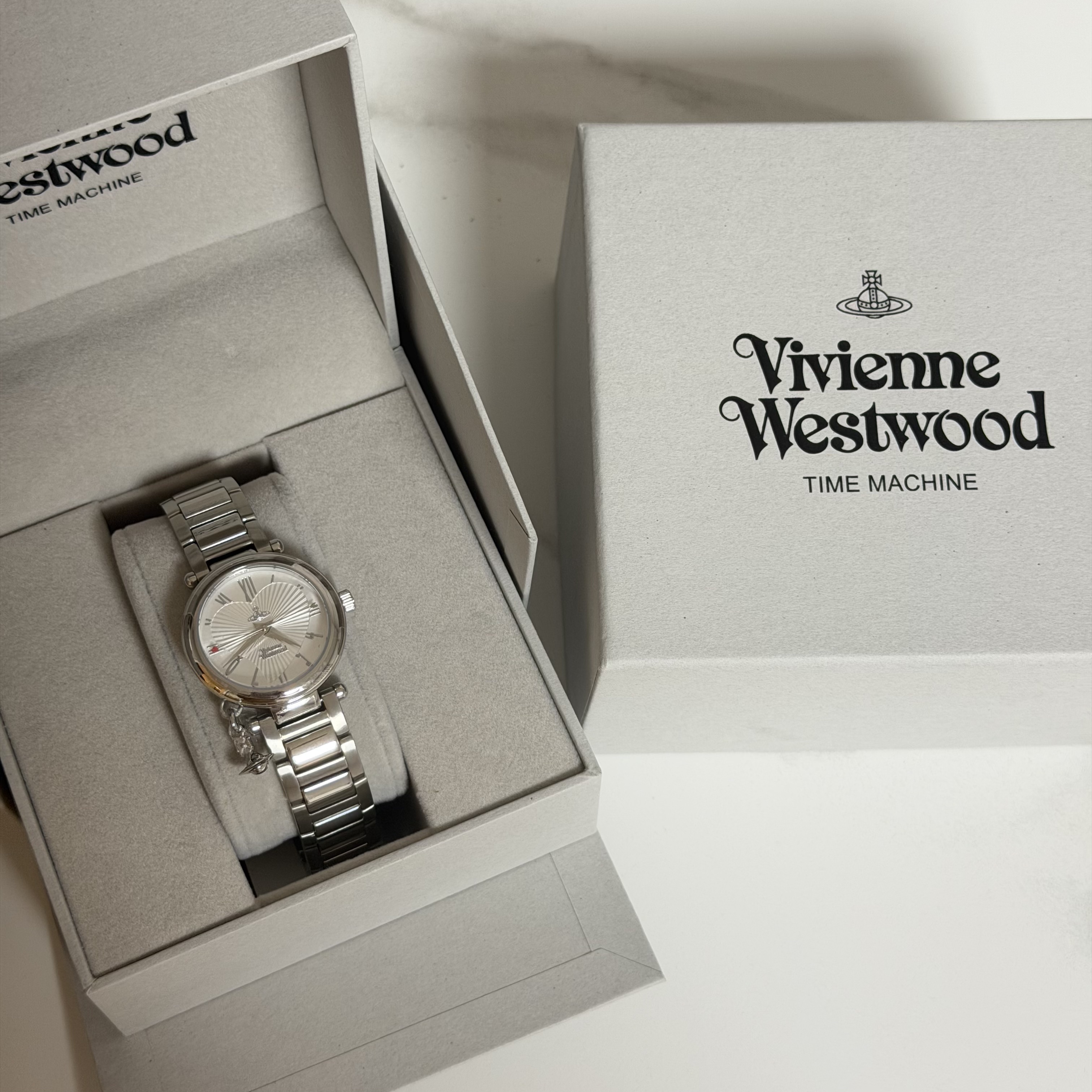 (W) Vivienne Westwood Orb 32mm Silver 착용 스타일