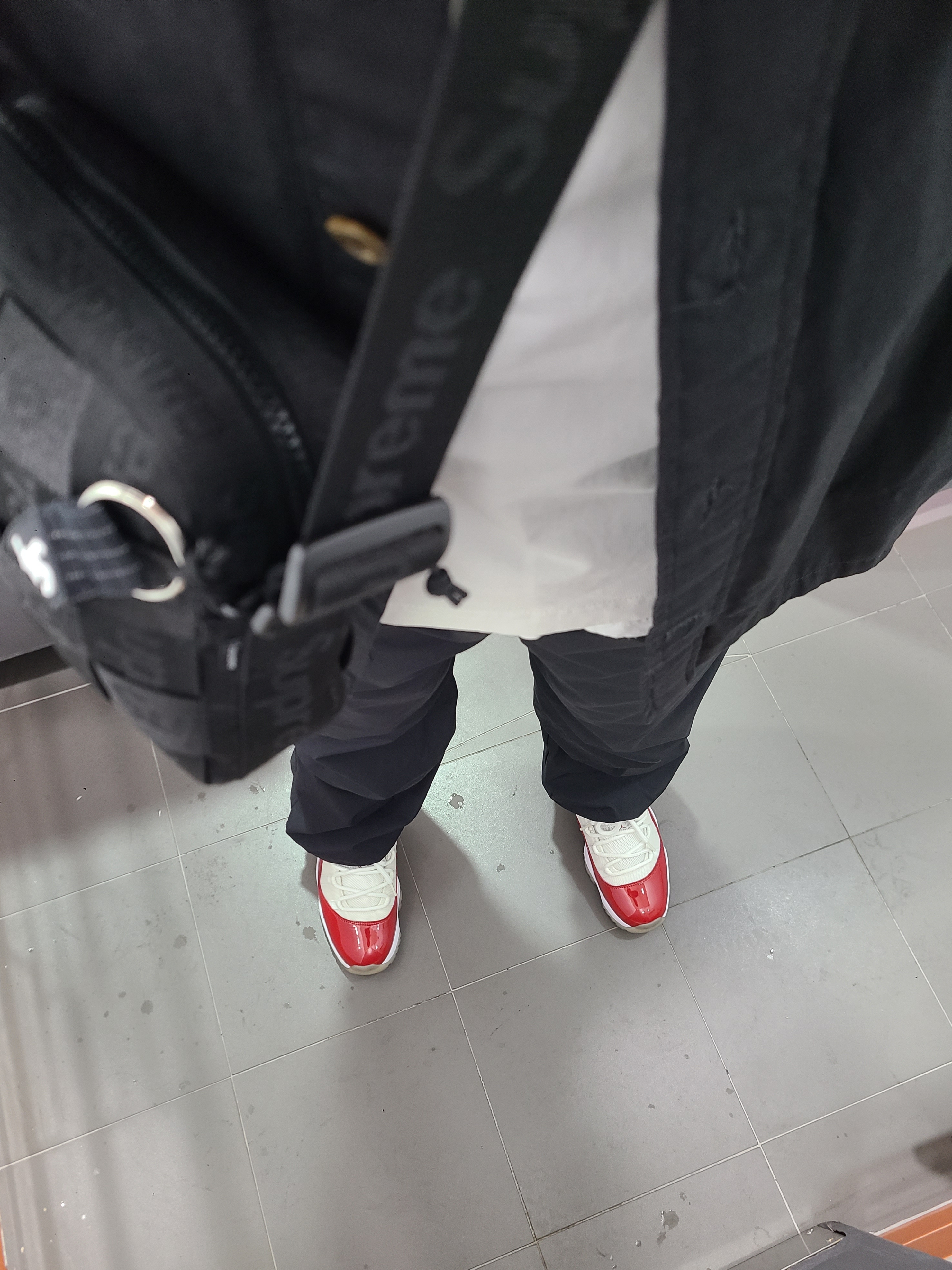 Supreme Woven Shoulder Bag Black - 24SS, Supreme Ripstop Keychain Black - 24SS 착용 스타일 - 2