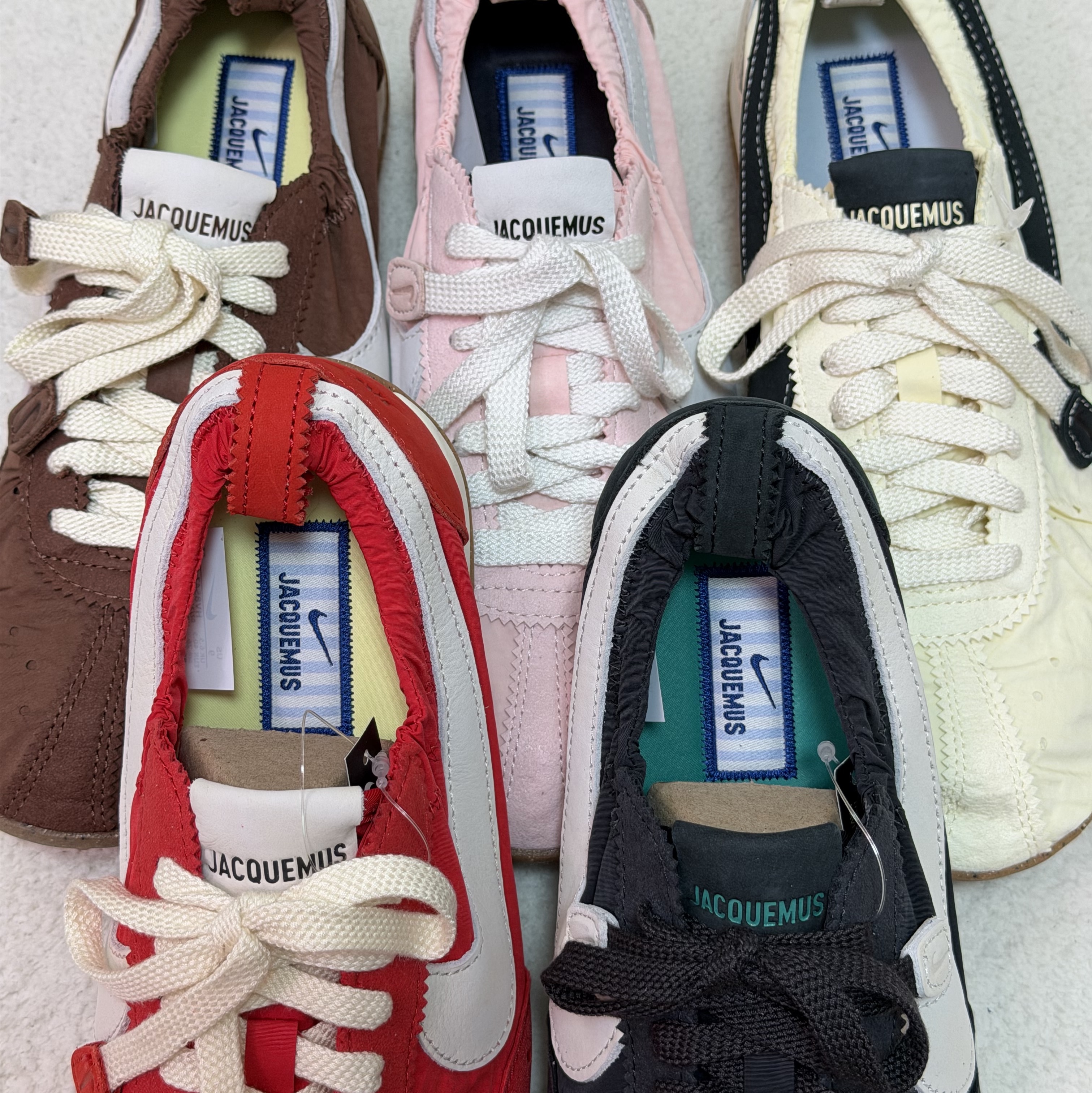 Nike x Jacquemus Moon Shoe SP University Red and Bicycle Yellow, Nike x Jacquemus Moon Shoe SP Alabaster Off Noir 착용 스타일 - 3