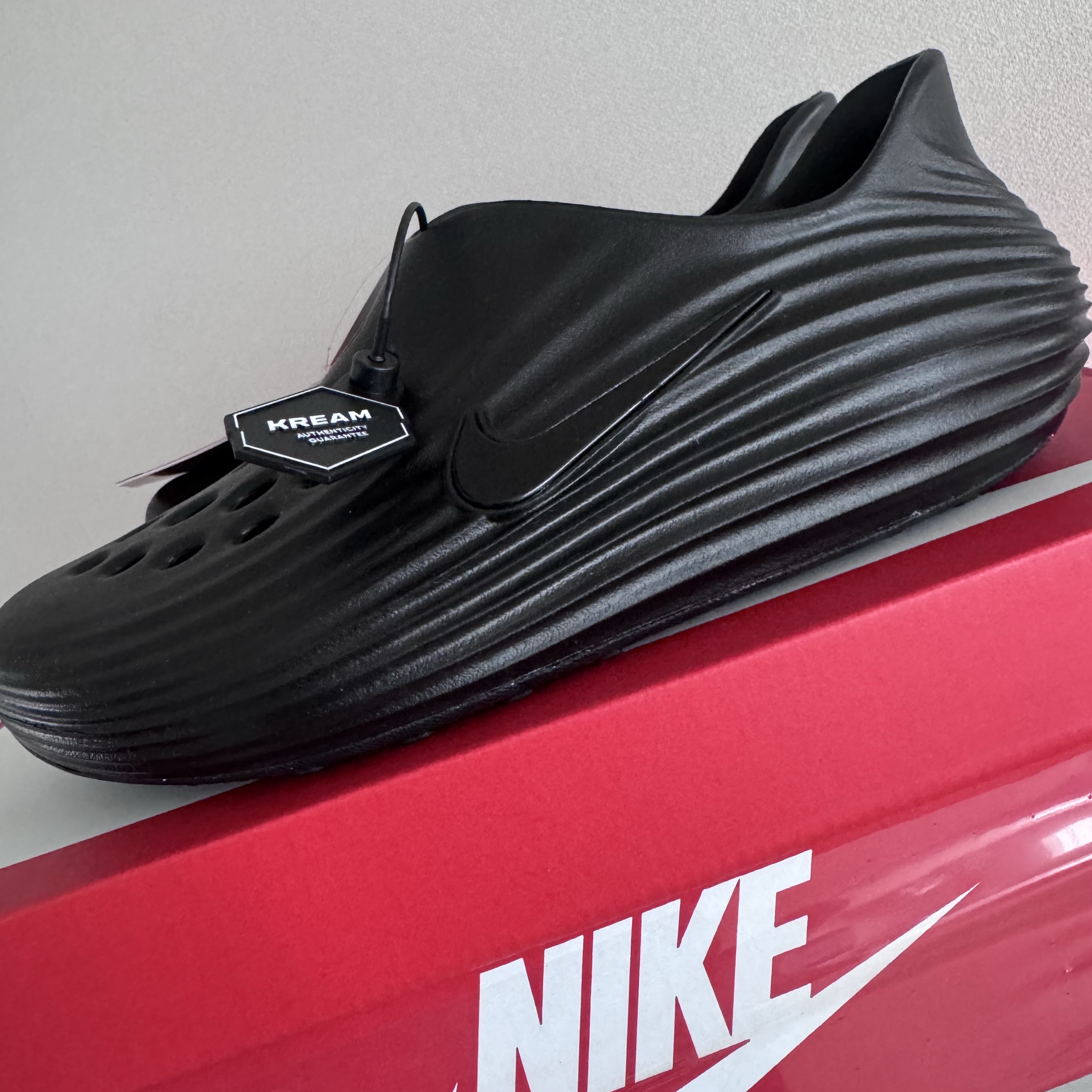 Nike ReactX Rejuven8 Triple Black 착용 스타일