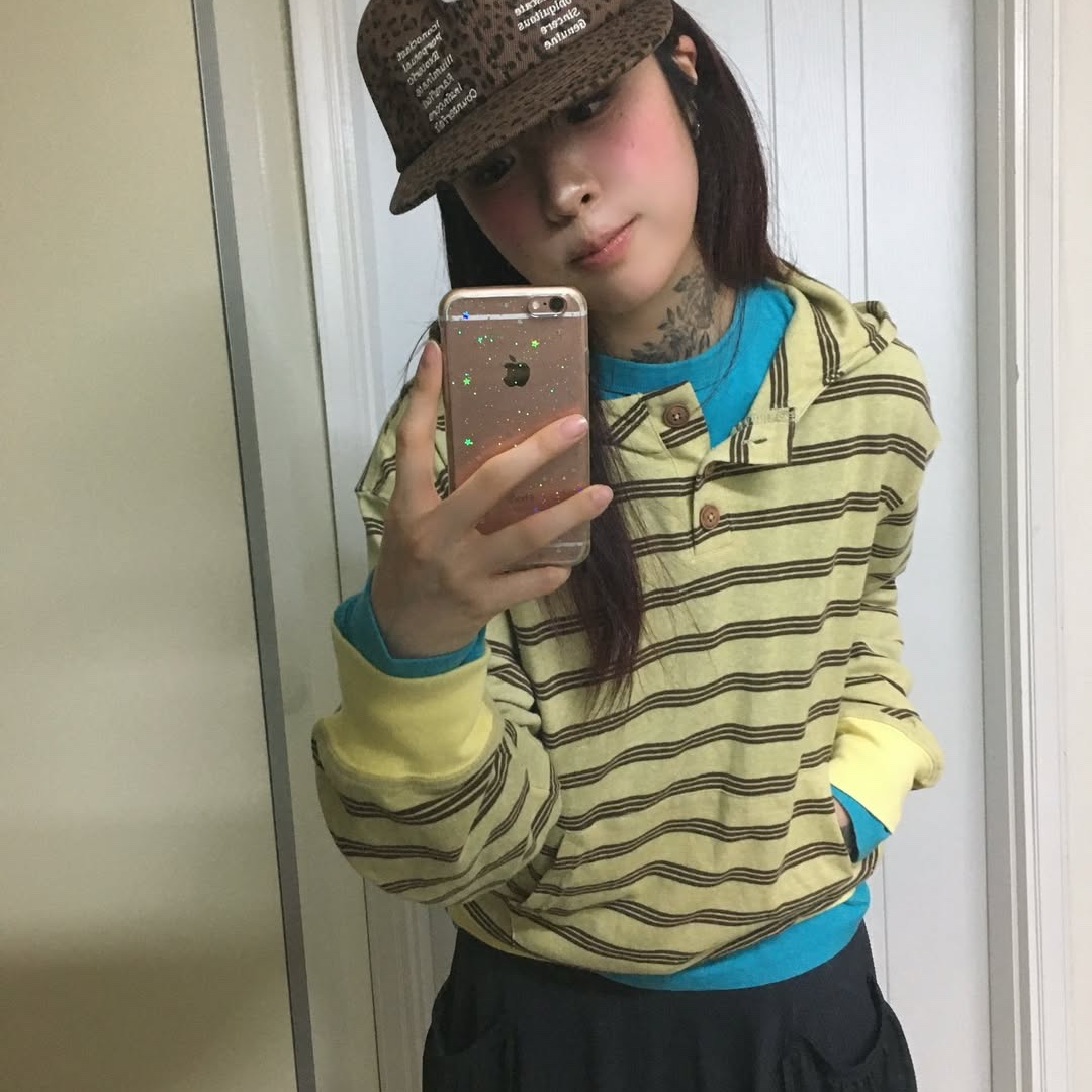 MAINBOOTH Cookie Stripe Hood T-shirt YELLOW 착용 스타일 - 3