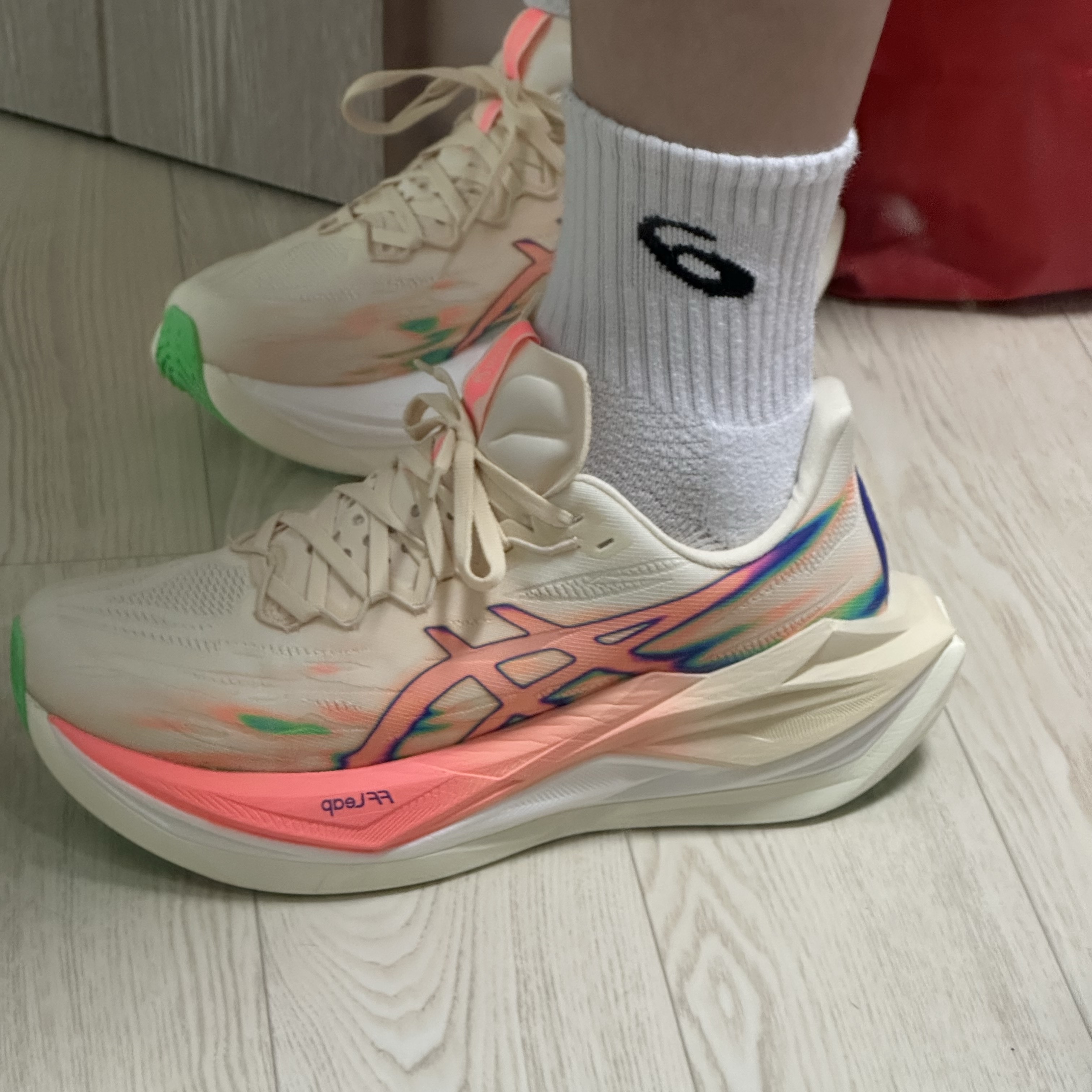Asics Superblast 3 Seashell Sun Coral, Asics Superblast 2 Black White 착용 스타일 - 8
