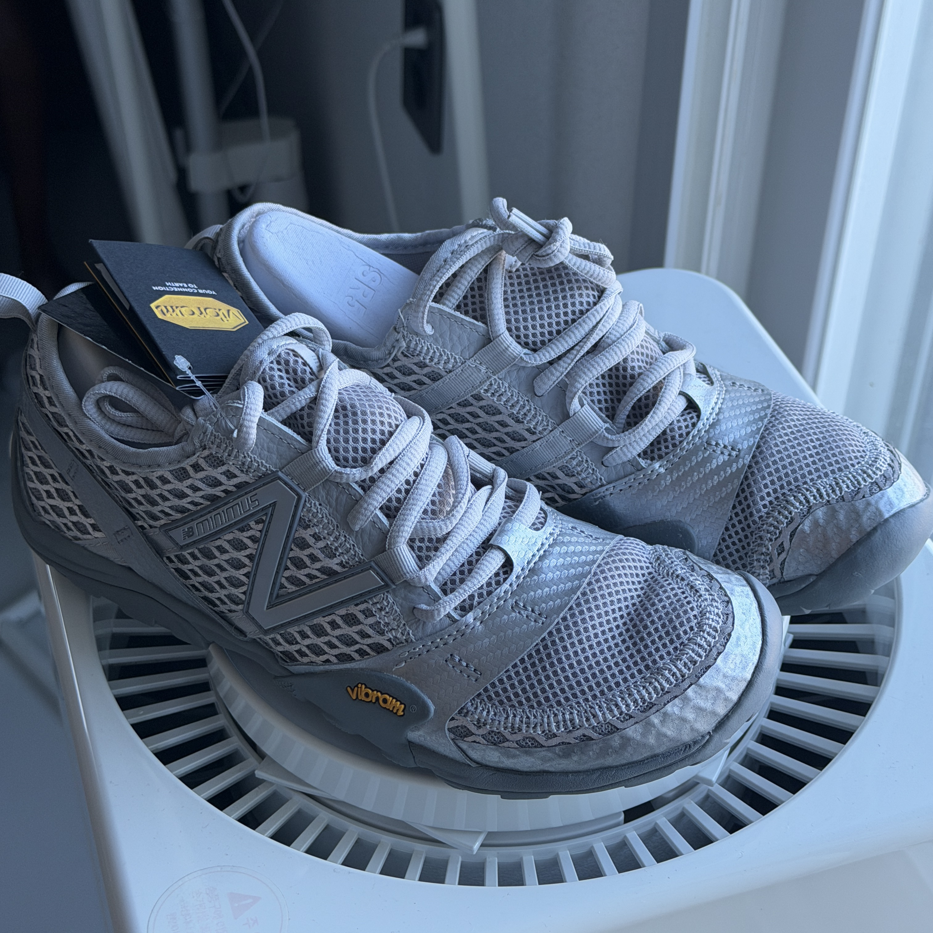 New Balance Minimus MT10O Slate Grey Silver Metallic 착용 스타일 - 2