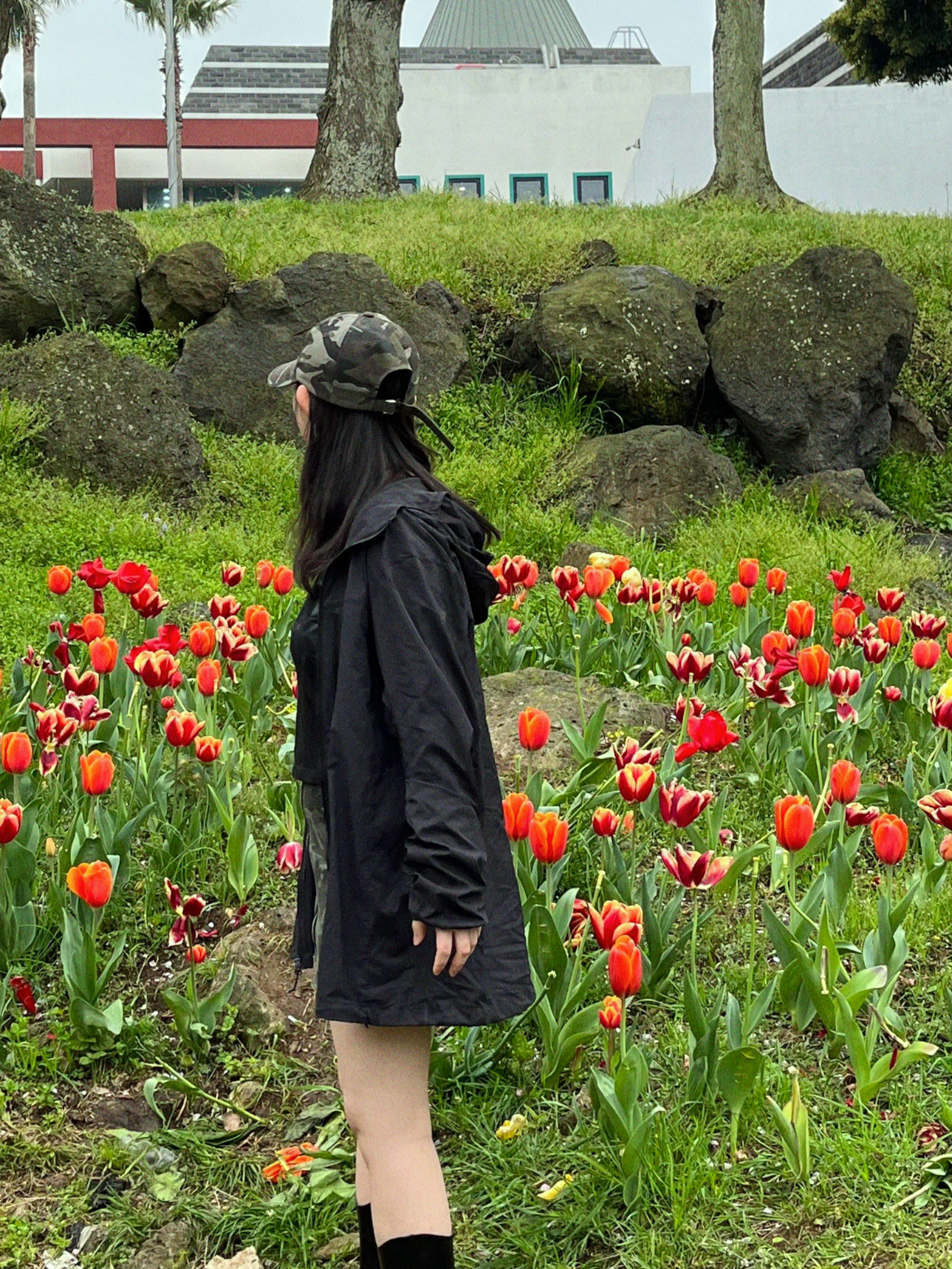 [KREAM 단독] Safarispot Women 1/2 Basic Safari LS T-Shirt Black, Arc'teryx Squamish Hoody Black 착용 스타일 - 3
