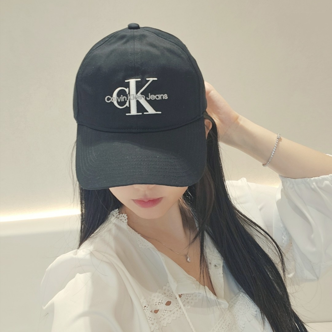 Calvin Klein CKJ Monogram Embroidery Ball Cap Black 착용 스타일 - 4