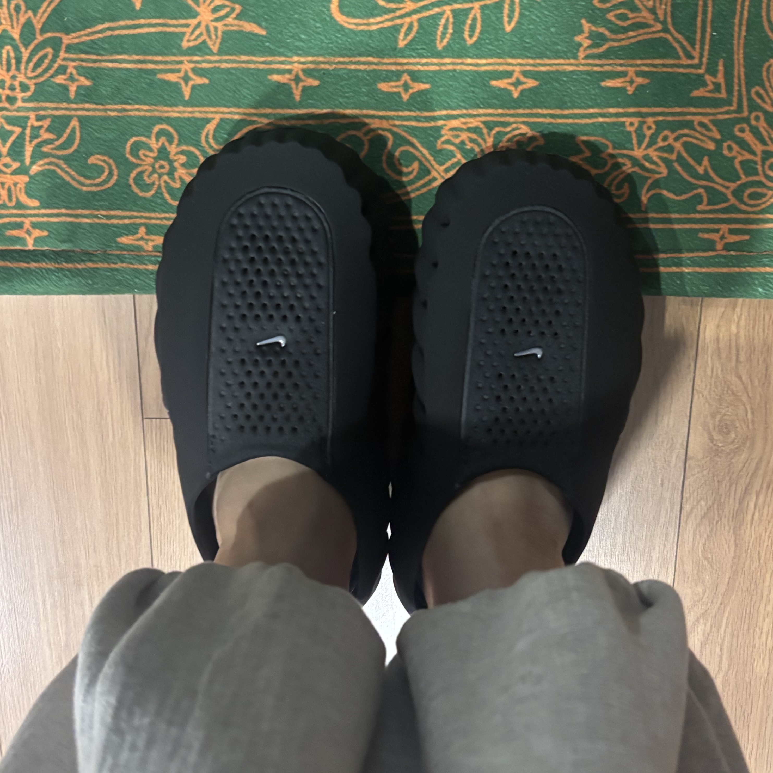 (W) Nike Mind 001 Black Hyper Crimson 착용 스타일