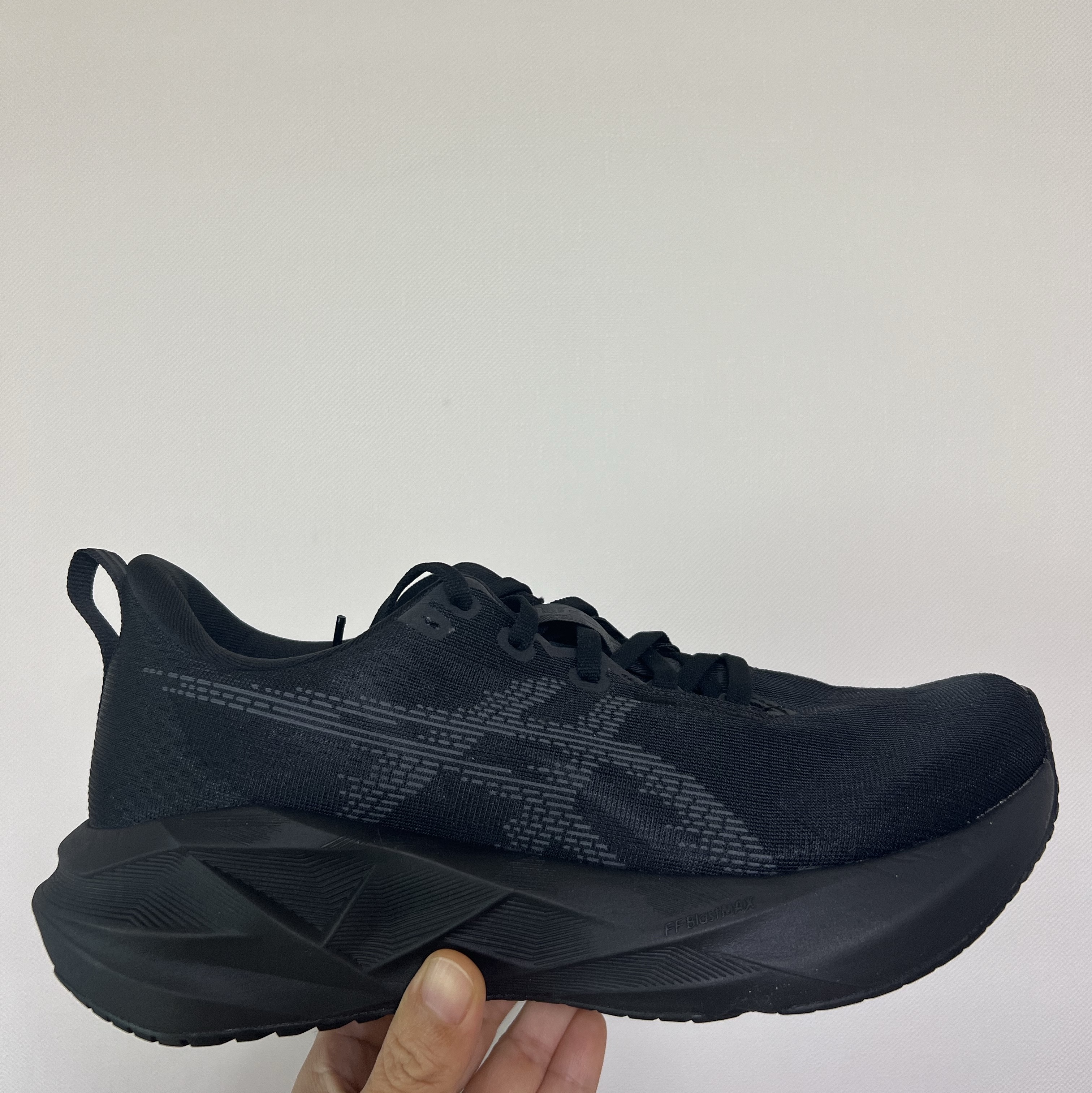 Asics Novablast 5 Black Carrier Grey 착용 스타일 - 1