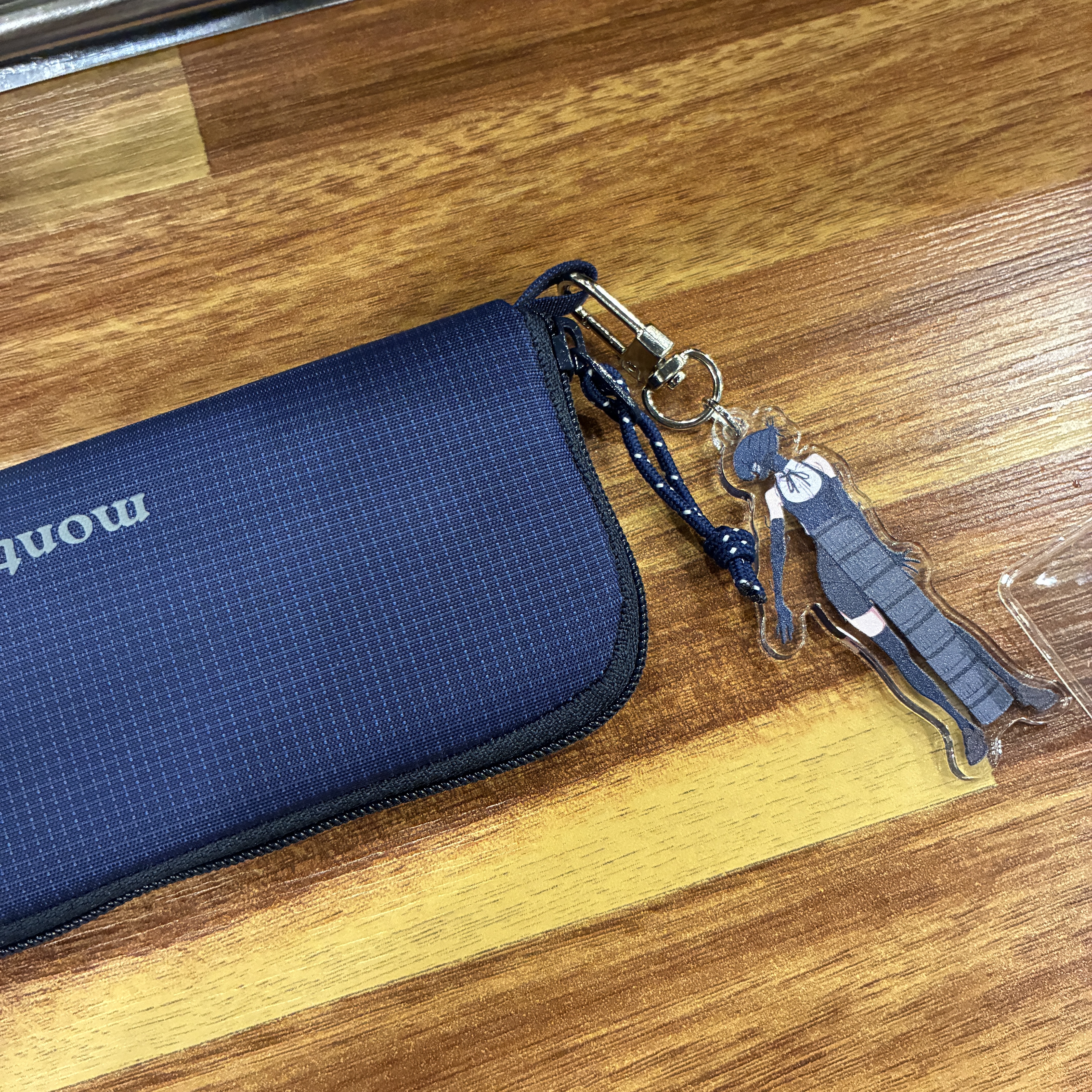 Montbell Mini Zip Wallet Navy 착용 스타일