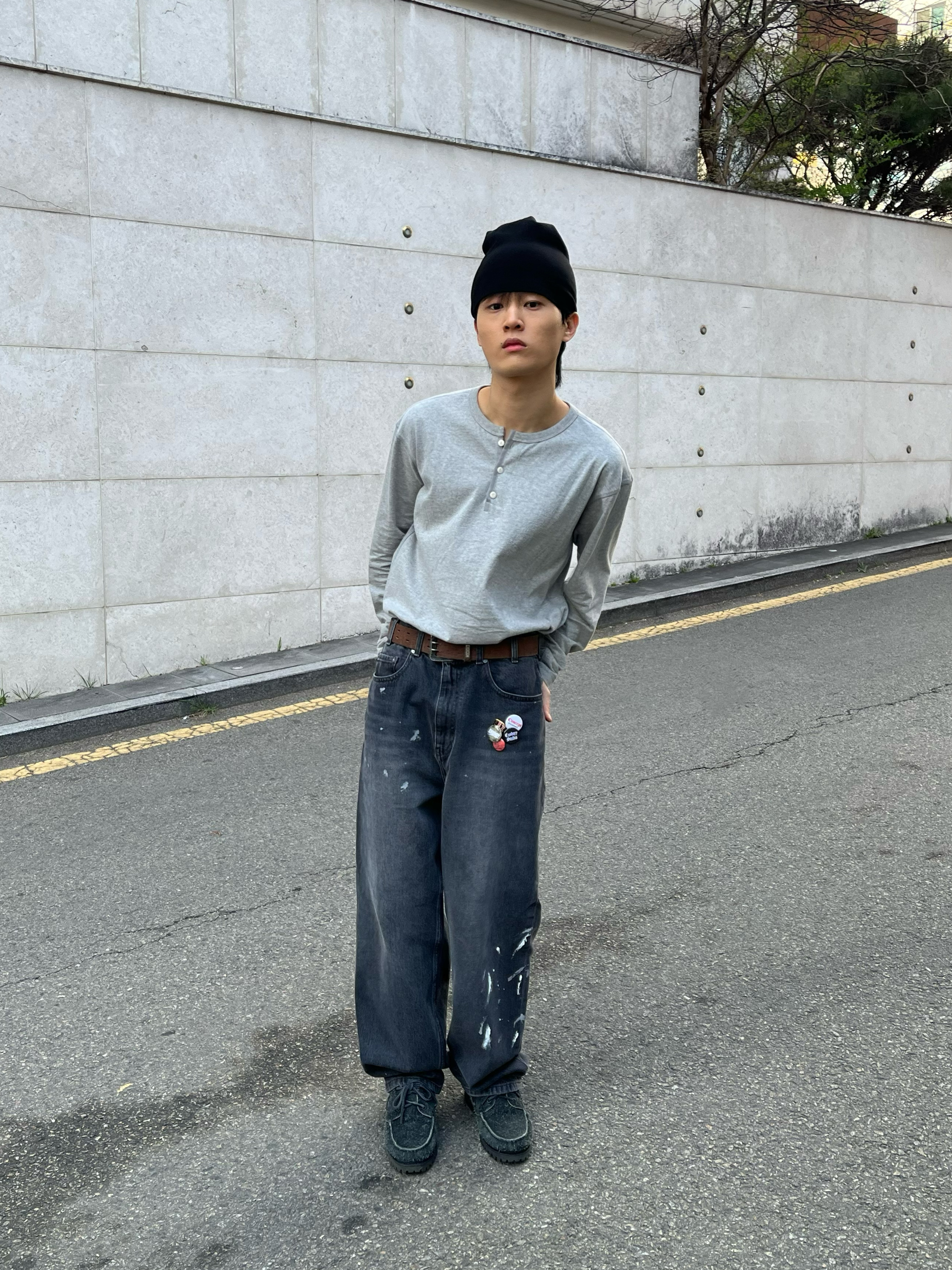 CHOWOO Aged Splatter Carpenter Denim Pants Washed Black, CHOWOO Comfort 3-Button Henley Neck Gray 착용 스타일 - 3