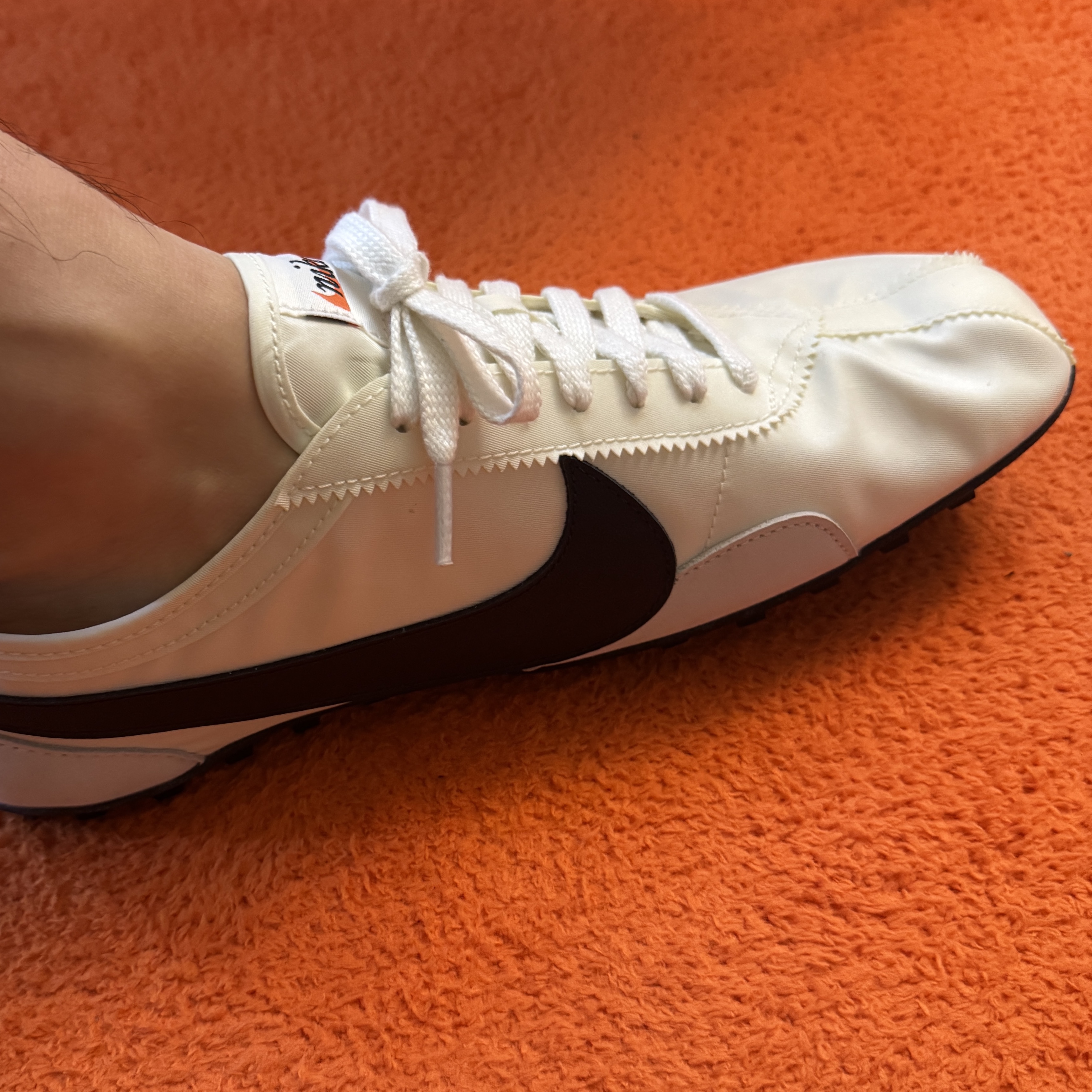 (W) Nike Moon Shoe Soft Pearl and Black 착용 스타일