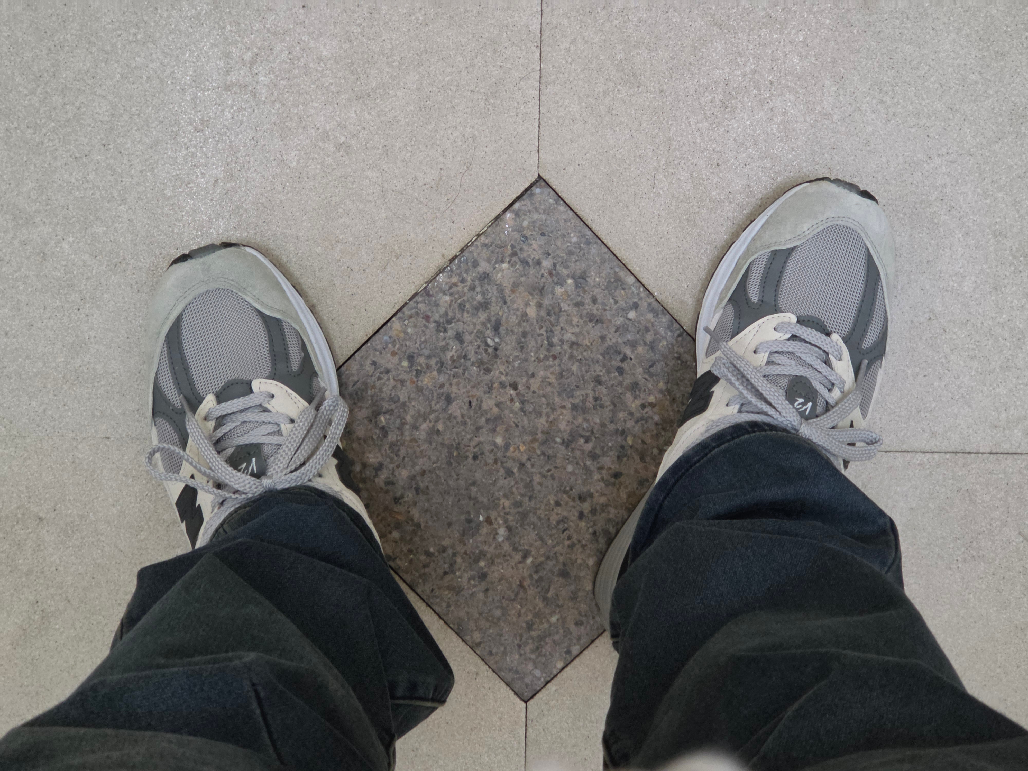 New Balance 991v2 Made in UK Pelican Abbey Stone 착용 스타일 - 2