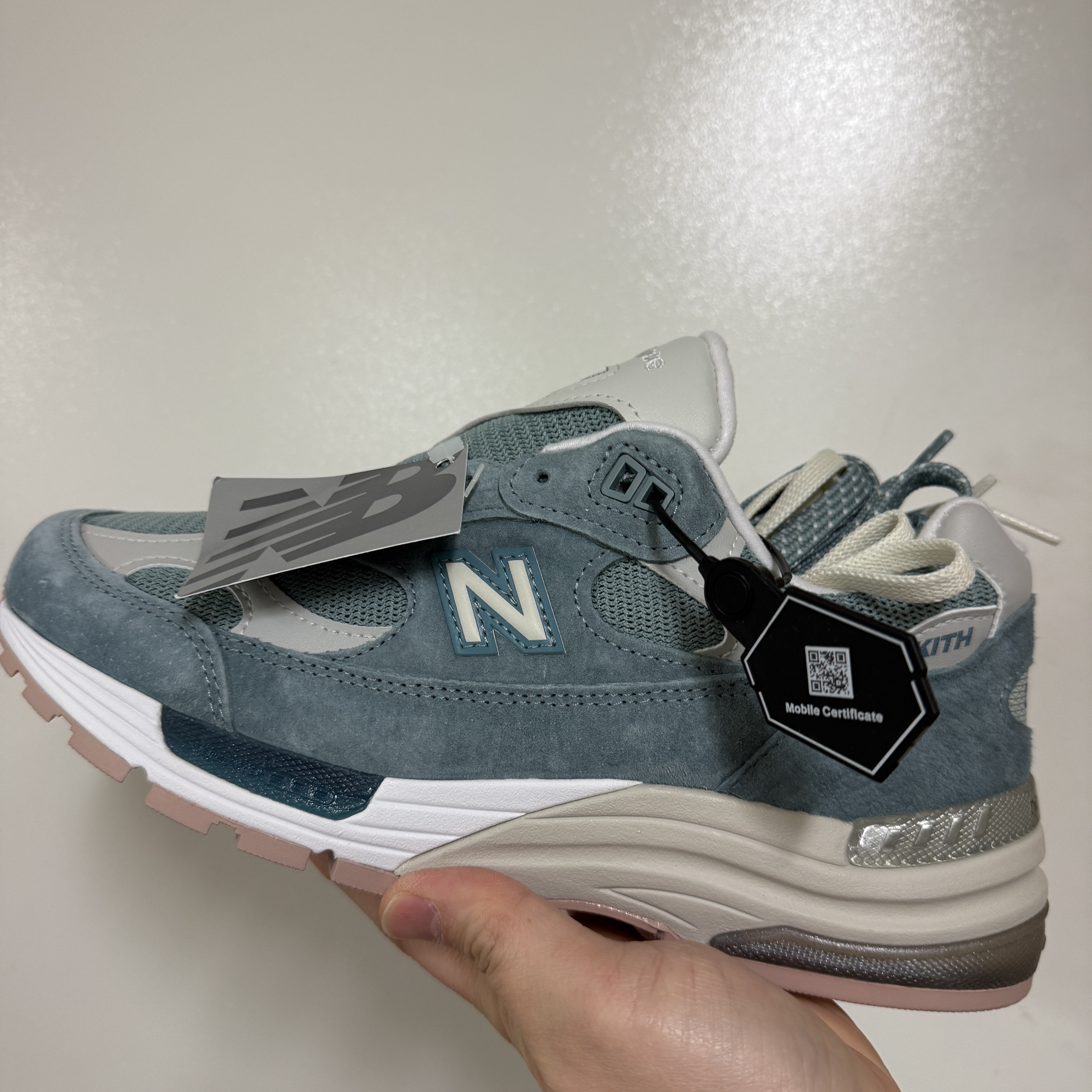 New Balance x Kith 992 Made in USA Aegean Blue Oyster 착용 스타일 - 5