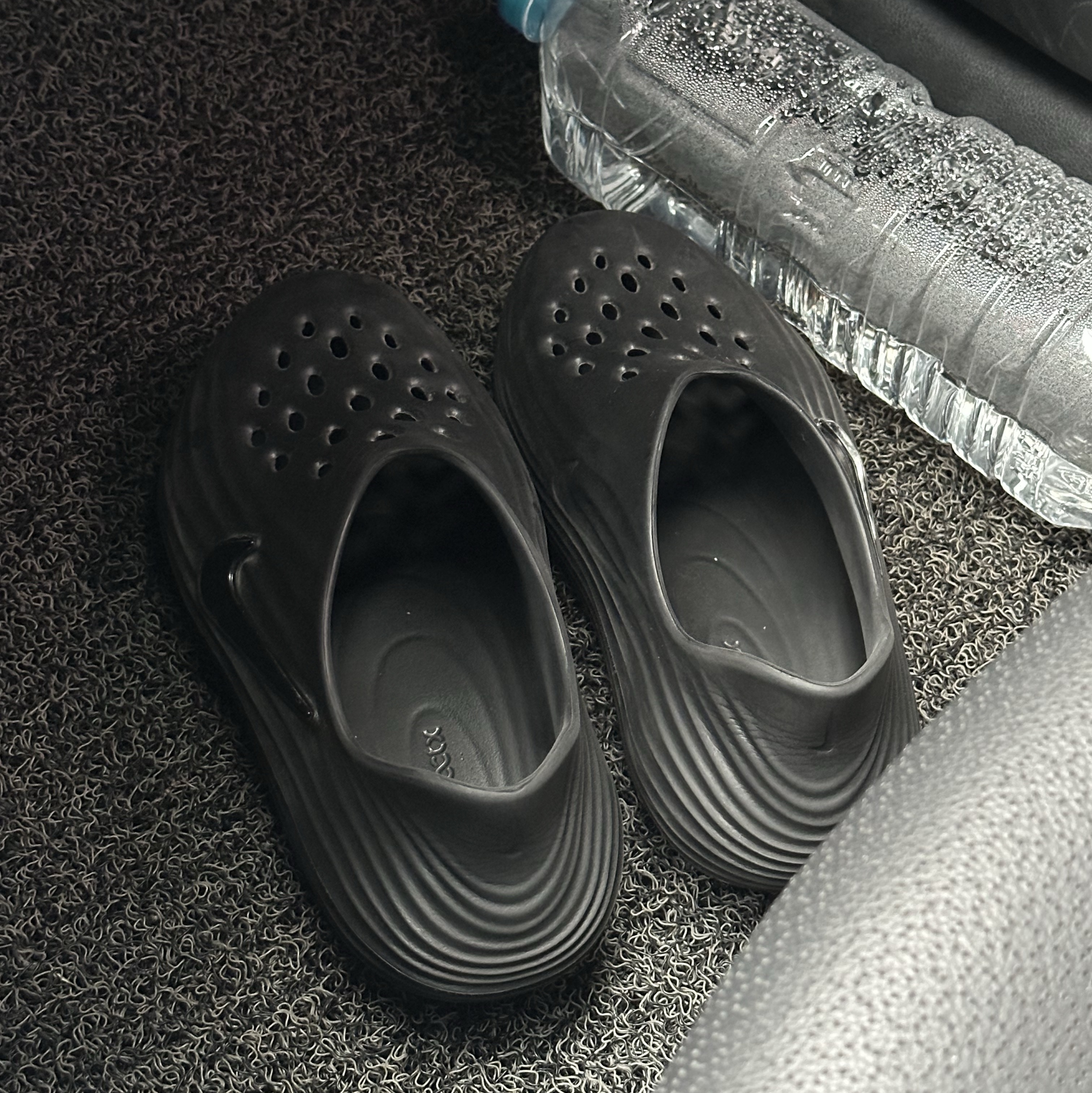 Nike ReactX Rejuven8 Triple Black 착용 스타일