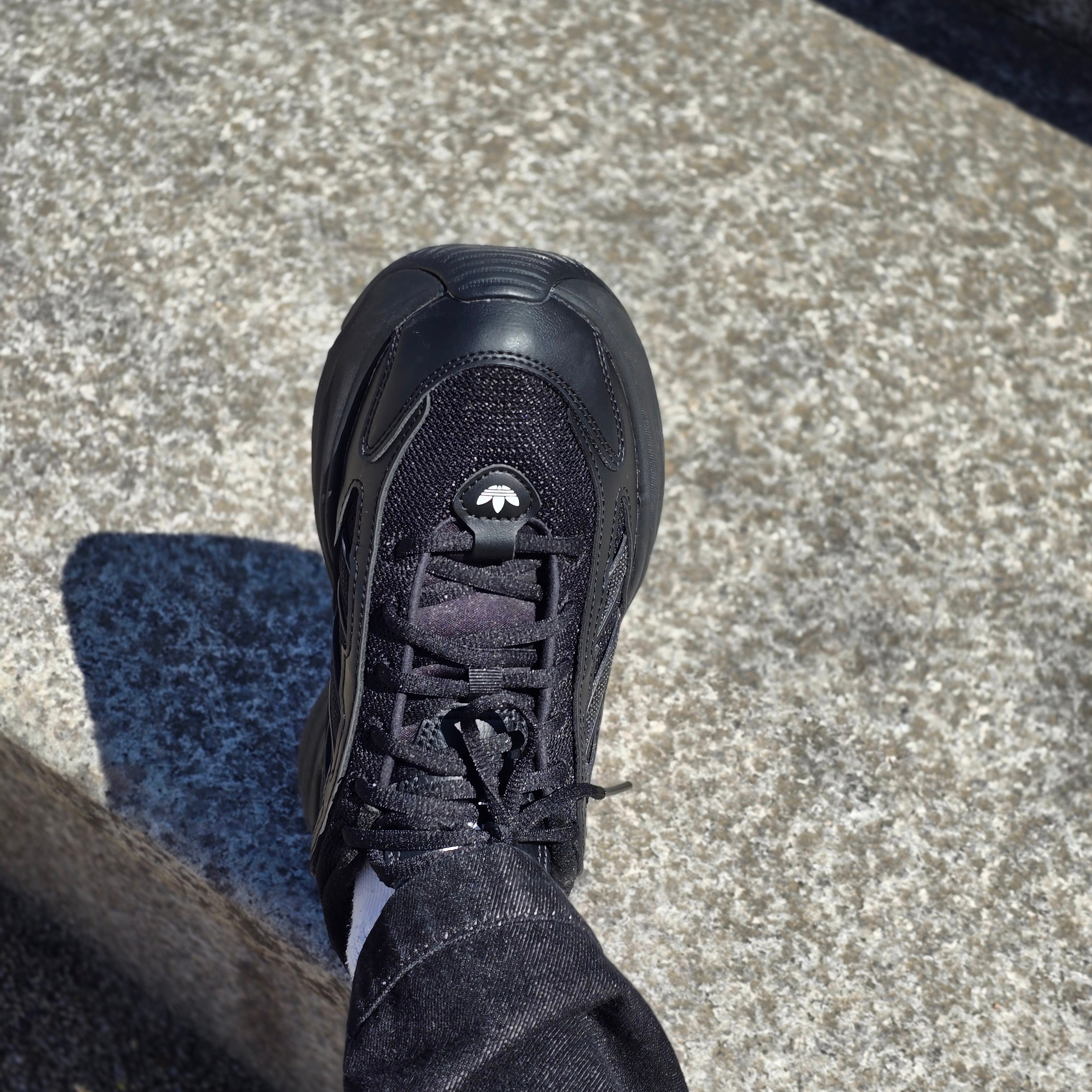 (W) Adidas Ozgaia Core Black 착용 스타일