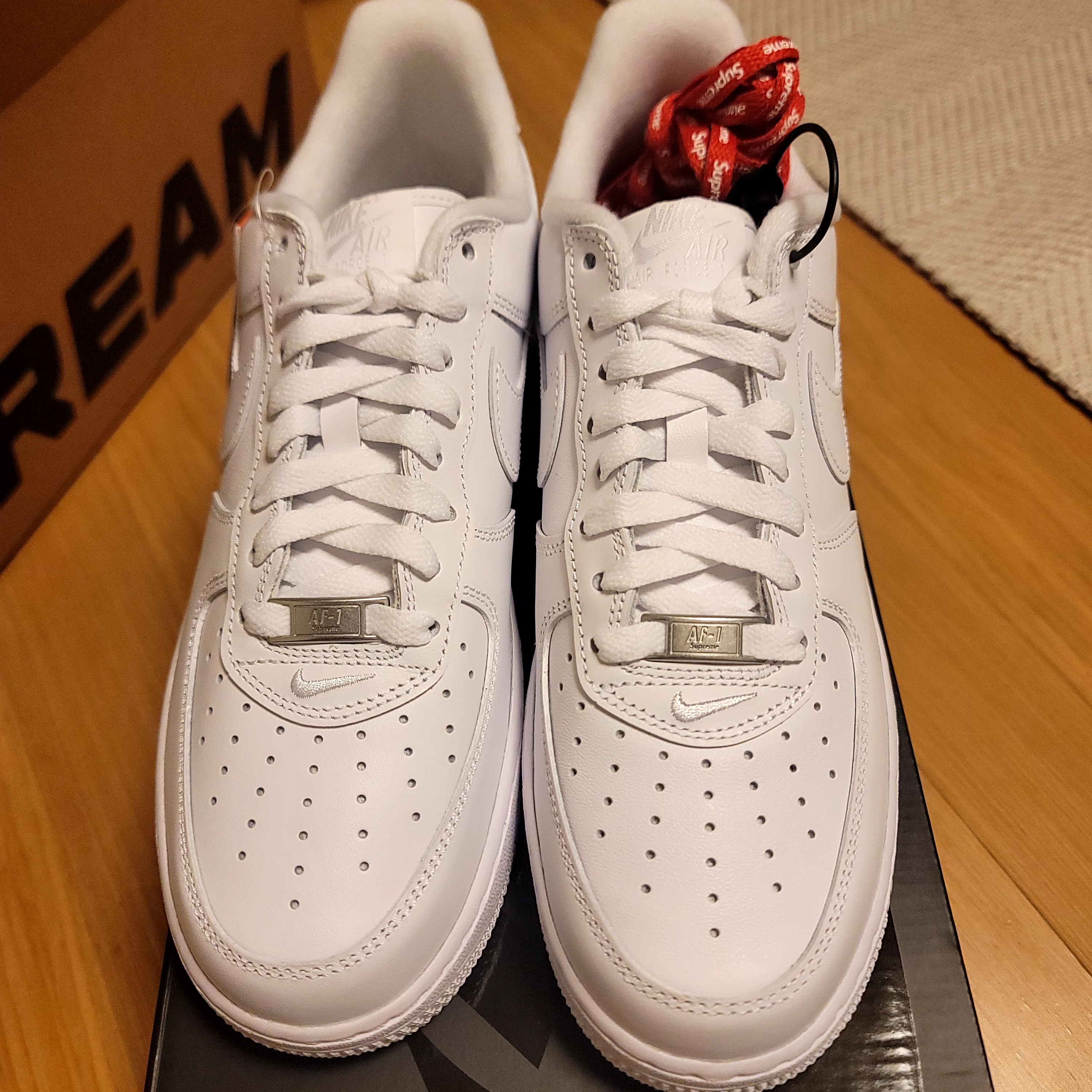 Nike x Supreme Air Force 1 Low White 착용 스타일 - 2