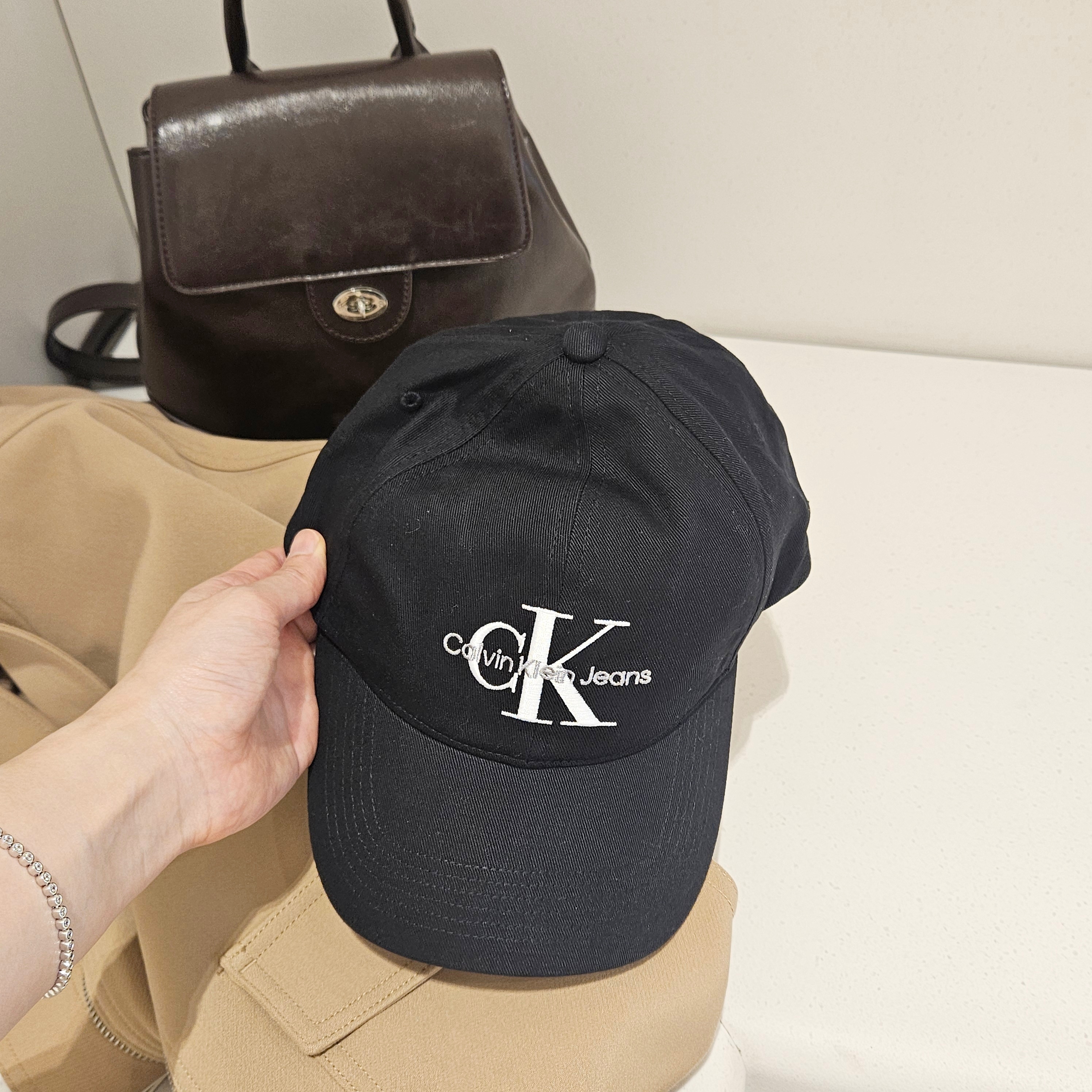 Calvin Klein CKJ Monogram Embroidery Ball Cap Black 착용 스타일 - 5