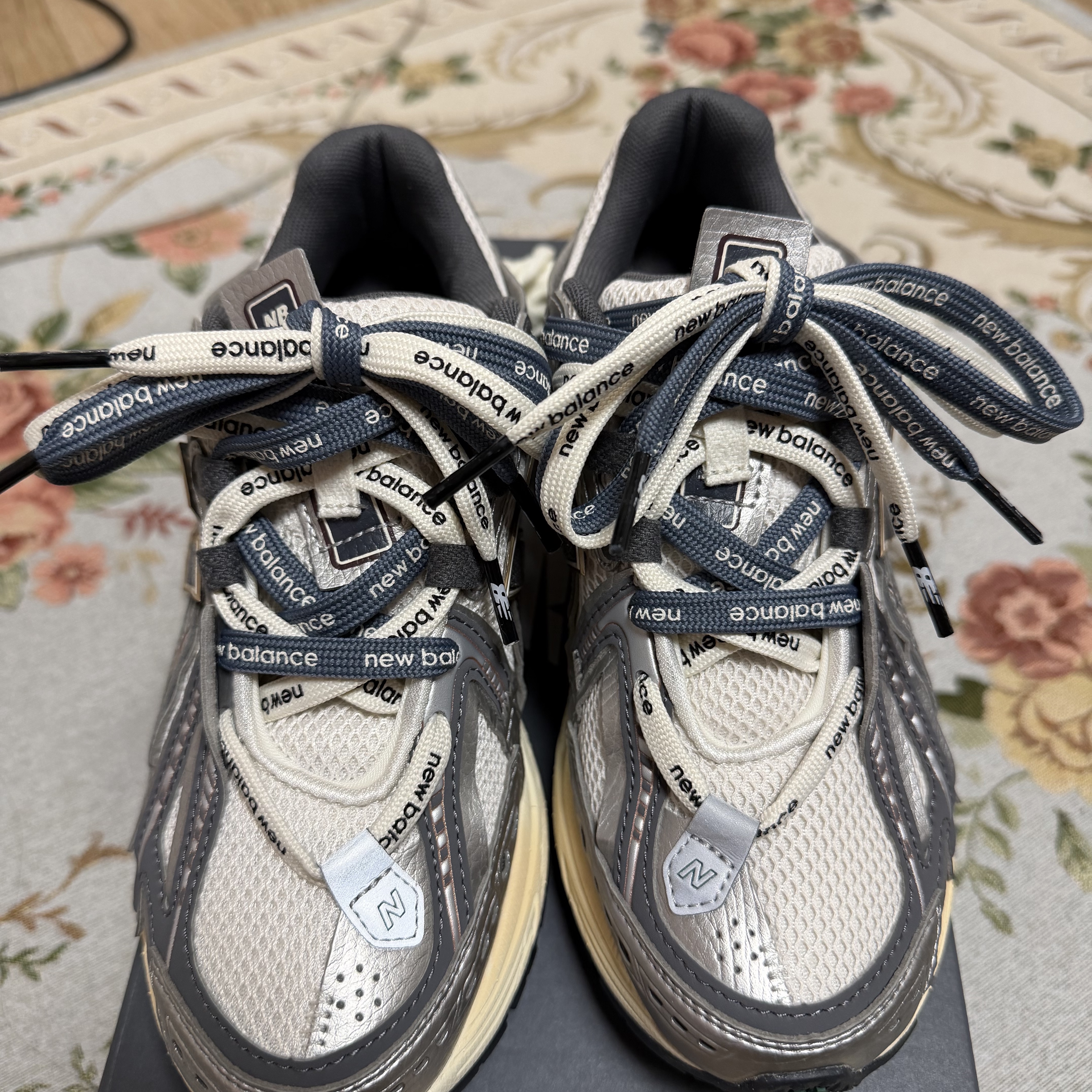 New Balance 1906A Silver Metallic Castlerock 착용 스타일
