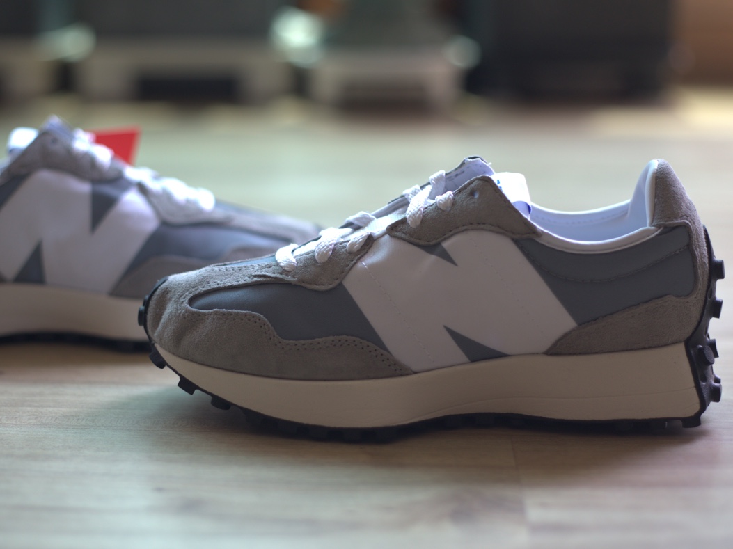 New Balance 327 Grey 착용 스타일