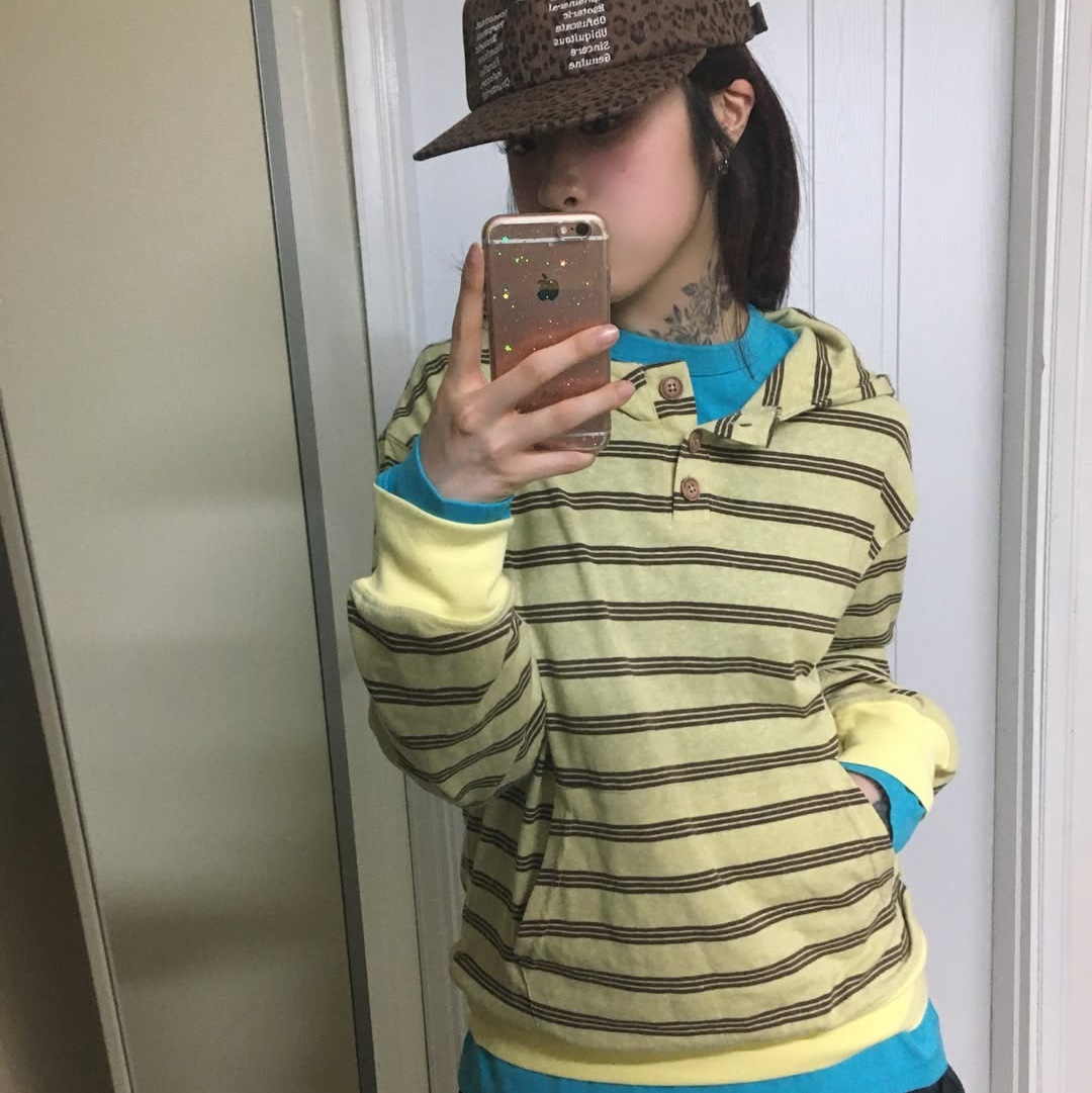MAINBOOTH Cookie Stripe Hood T-shirt YELLOW 착용 스타일 - 1
