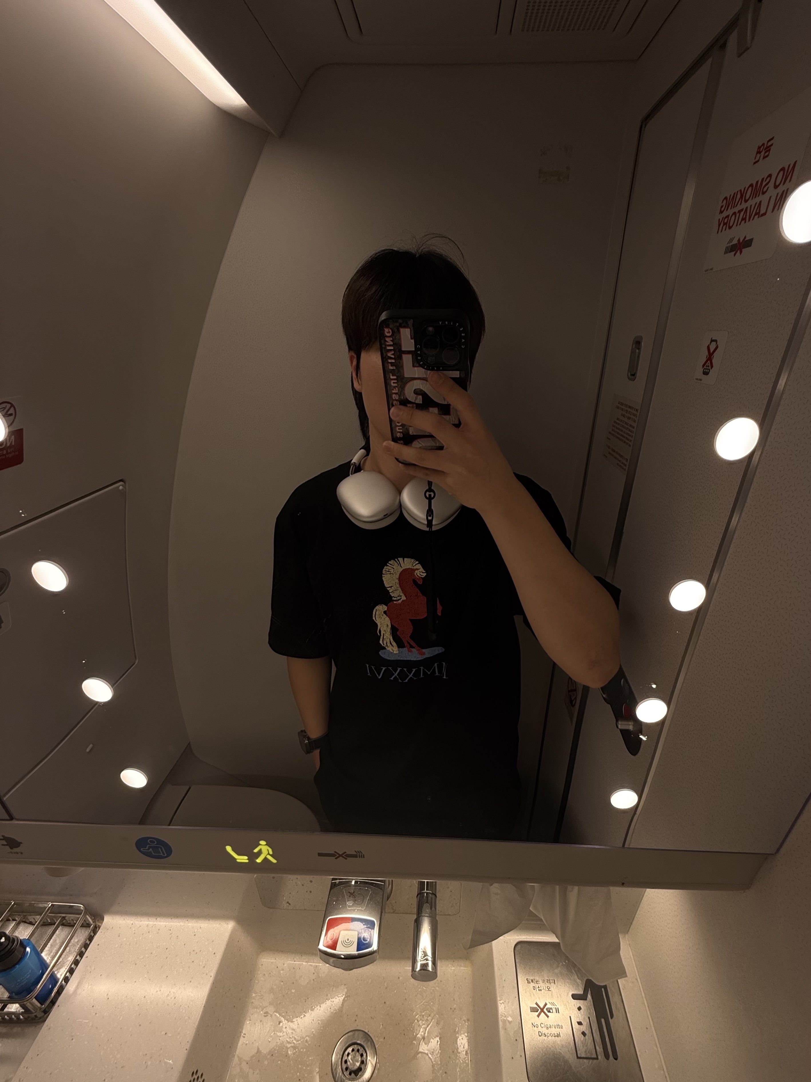IAB Studio Red Horse T-Shirt Black 착용 스타일