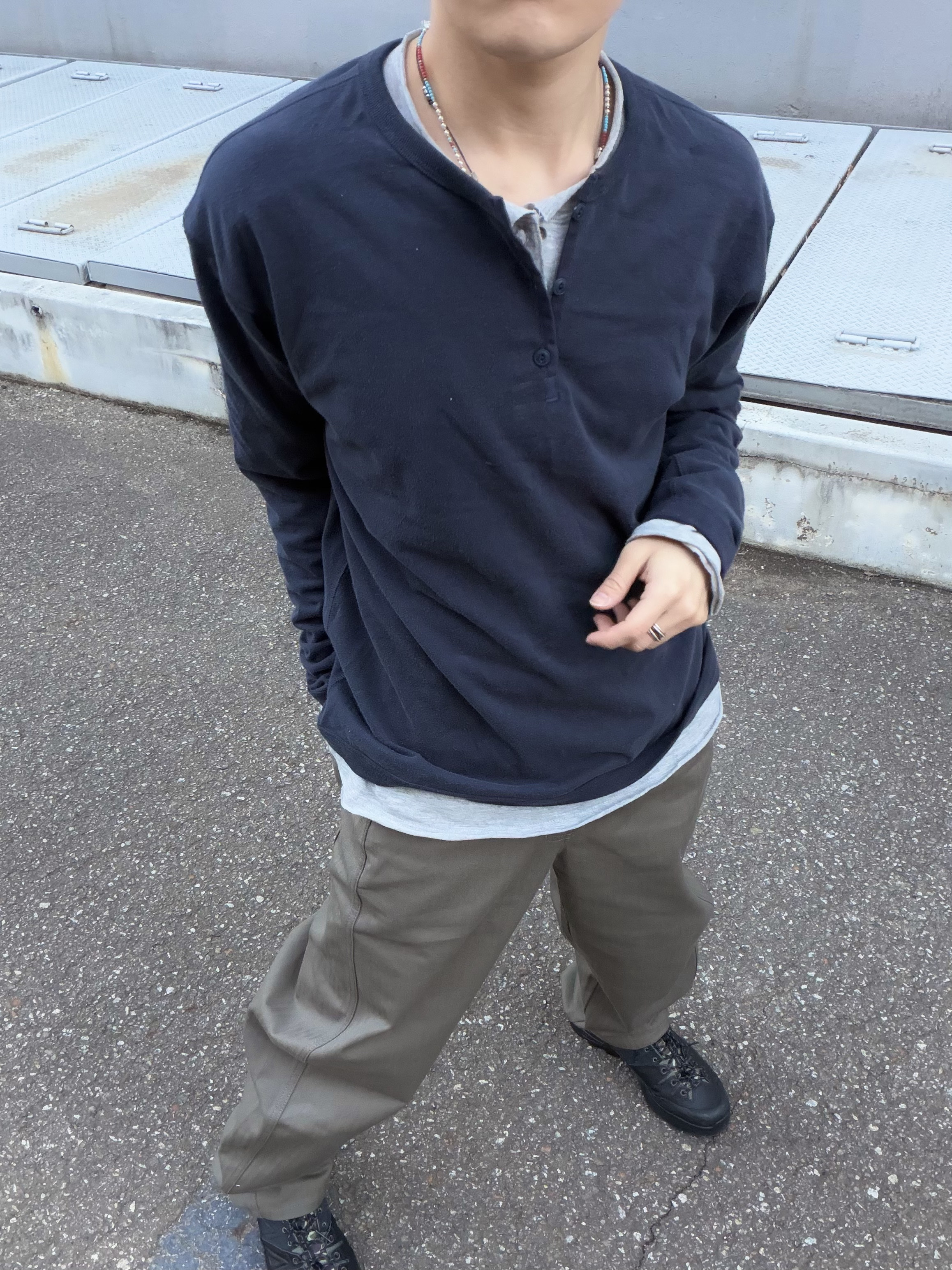 CHOWOO Comfort 3-Button Henley Neck Navy, CHOWOO Semi Curved Herringbone Twill Pants Khaki 착용 스타일 - 5
