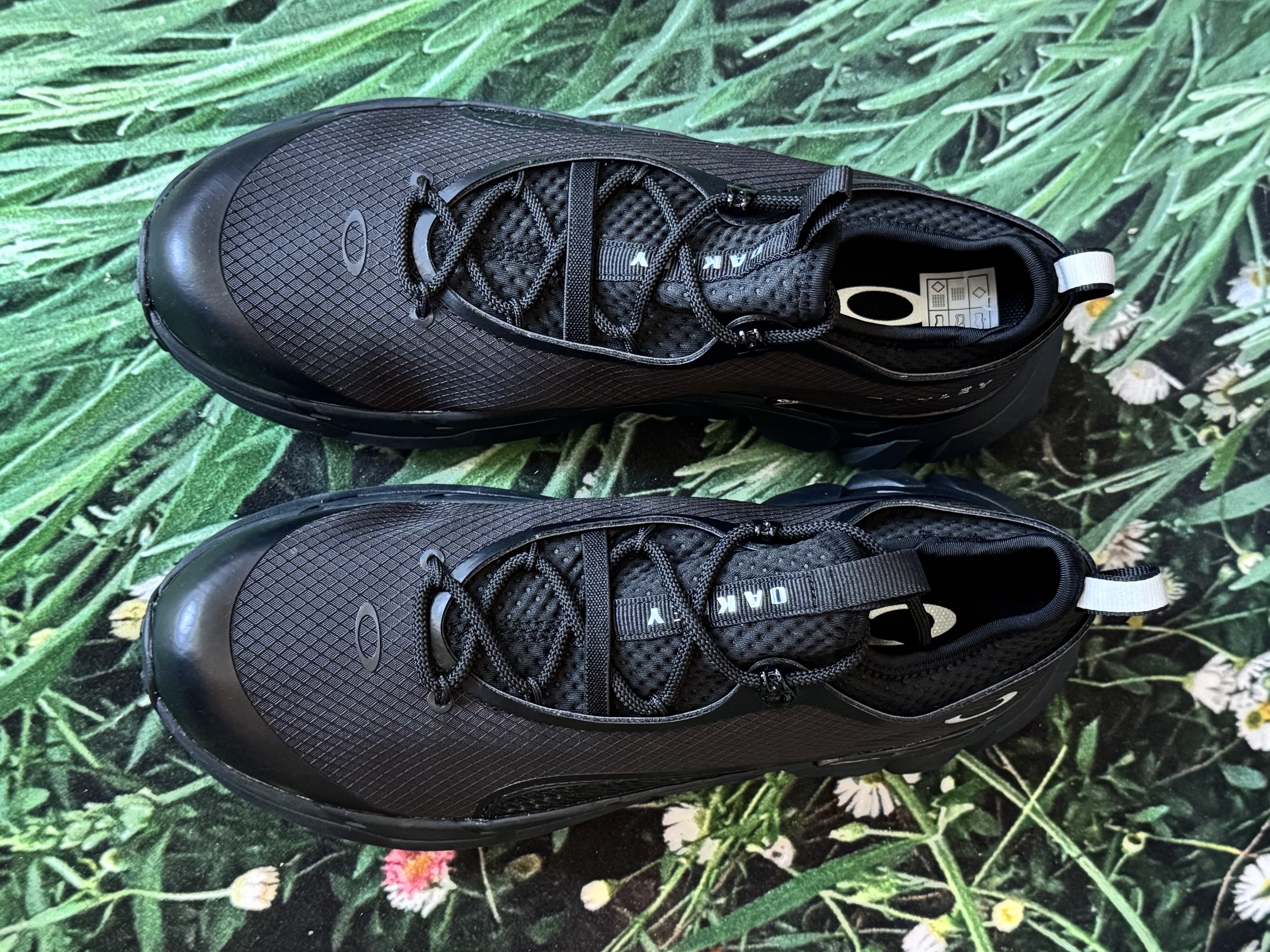 Oakley Light Shield Triple Black, Oakley O Bark 2.0 T-Shirt Blackout 착용 스타일 - 4