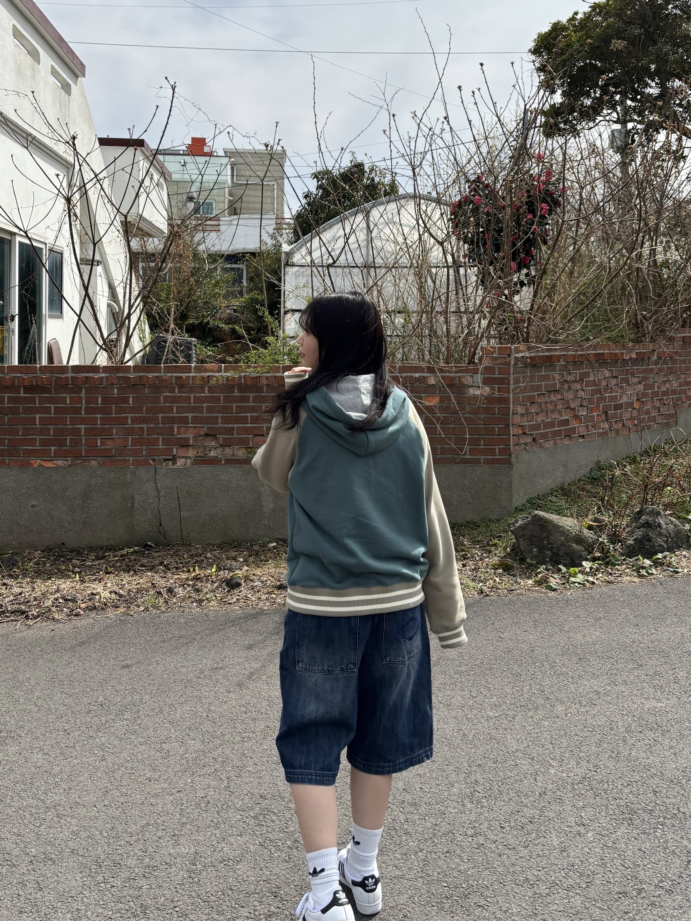 (W) Mischief Denim Bermuda Pants Indigo 착용 스타일 - 1