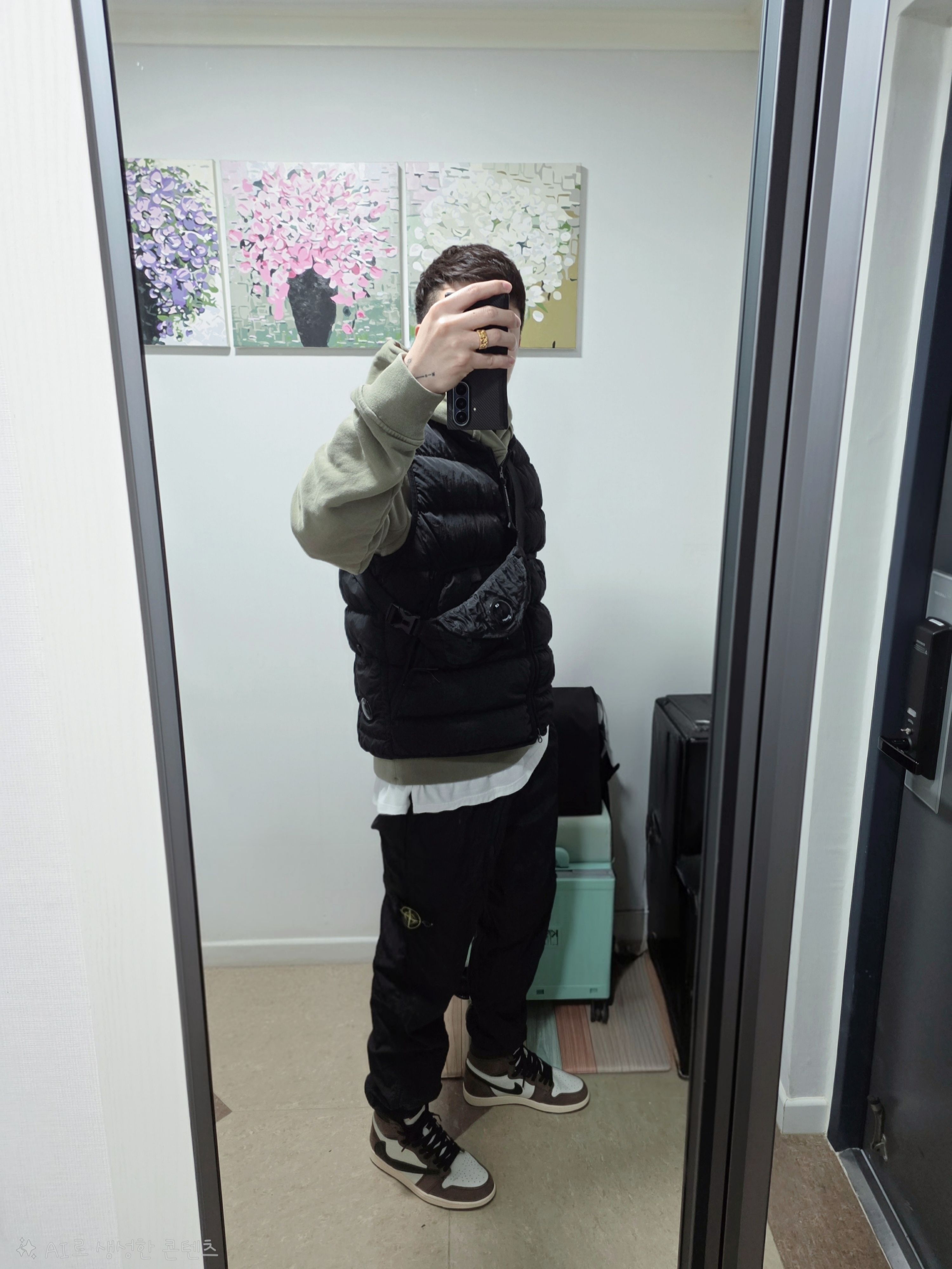 Stone Island 6100045 Organic Cotton Fleece Sweatshirt with Drawstring Hood and Pockets Sage Green - 25SS, C.P. Company Eco-Chrome R Down Vest Black - 23FW 착용 스타일