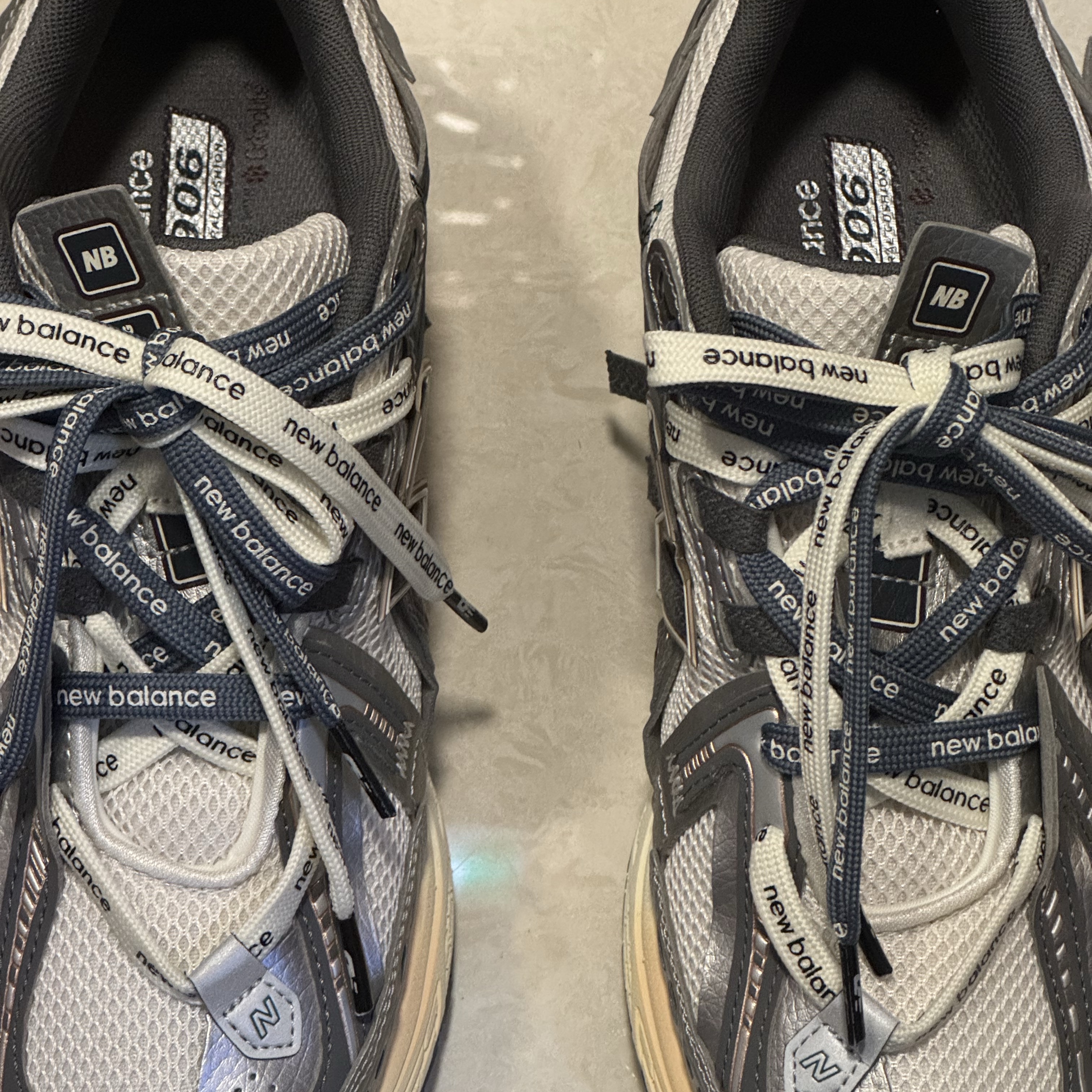 New Balance 1906A Silver Metallic Castlerock 착용 스타일