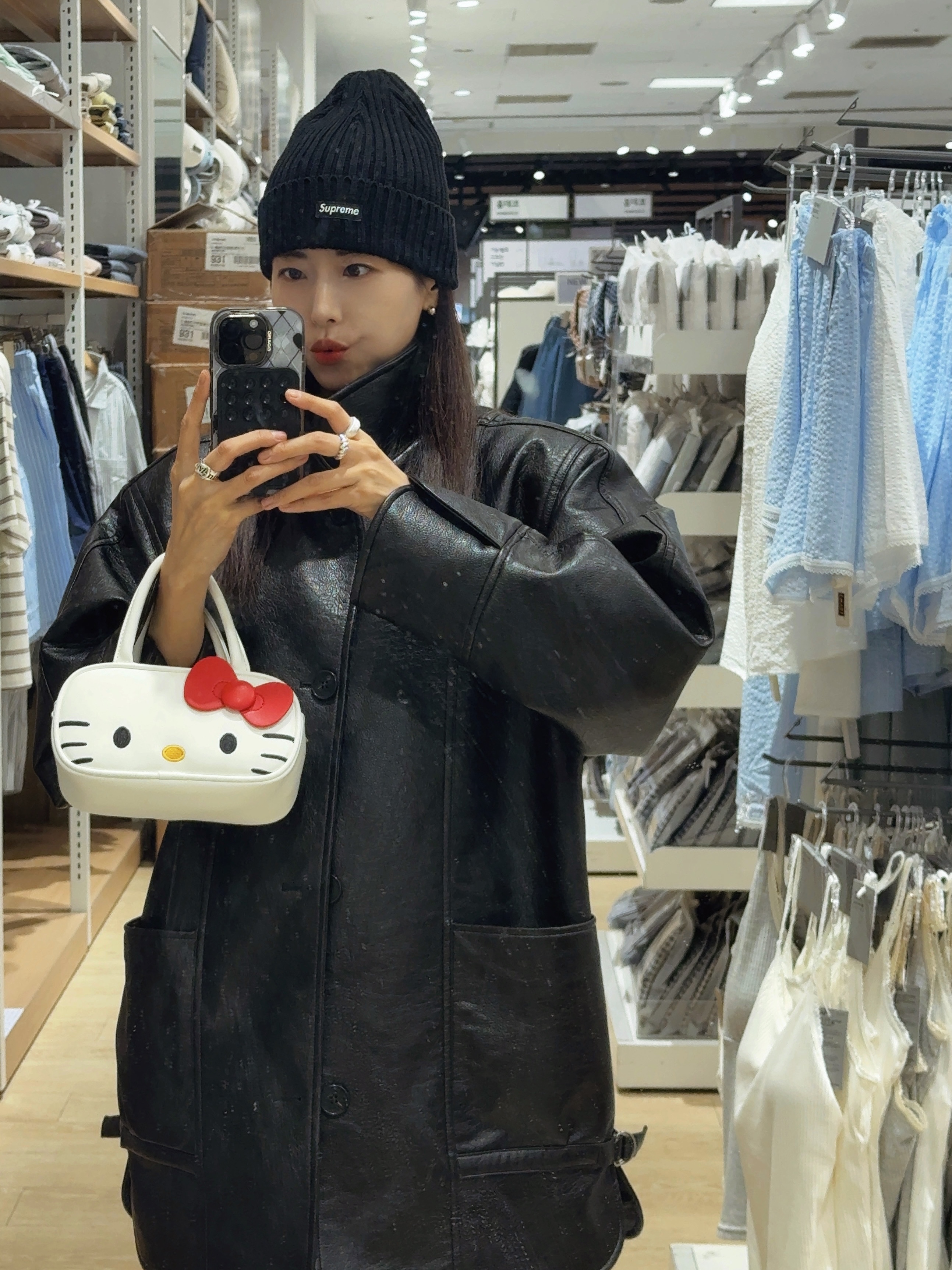 Supreme Overdyed Beanie Black, GARGG MAGSAFE LAYERS FRAME CASE CLEAR BLACK - TEXTURED HEART 착용 스타일 - 2