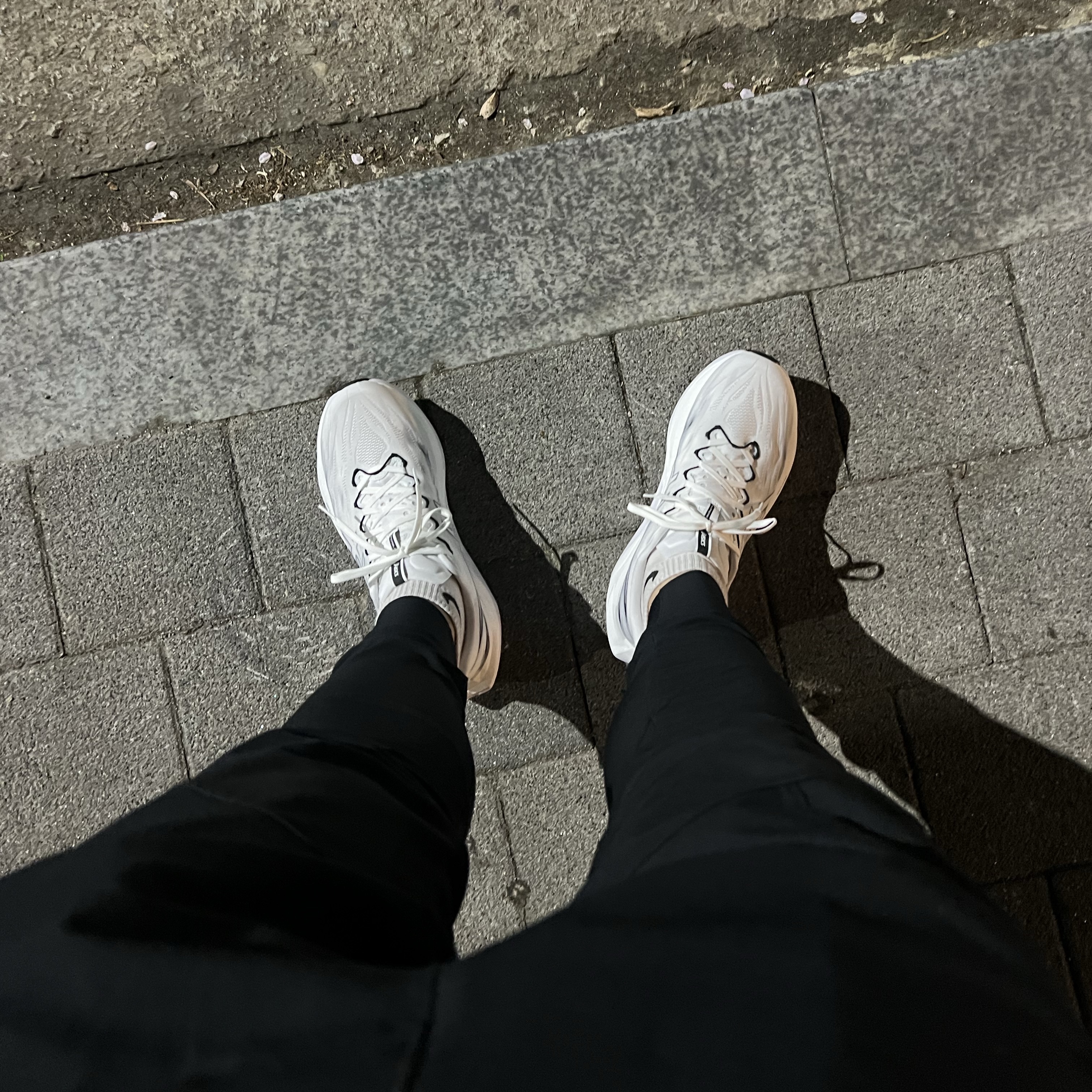 Asics Superblast 3 White Black 착용 스타일