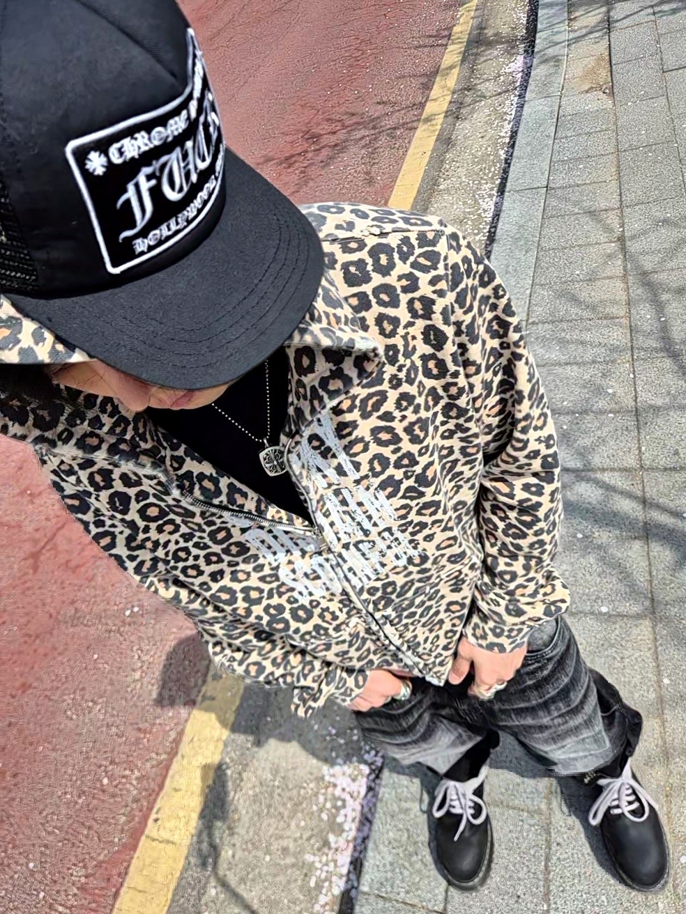 Chrome Hearts Fuck Hollywood Trucker Hat Black, Dr. Martens x Rick Owens Quad Sole Steel Toe Boots Black 착용 스타일 - 1