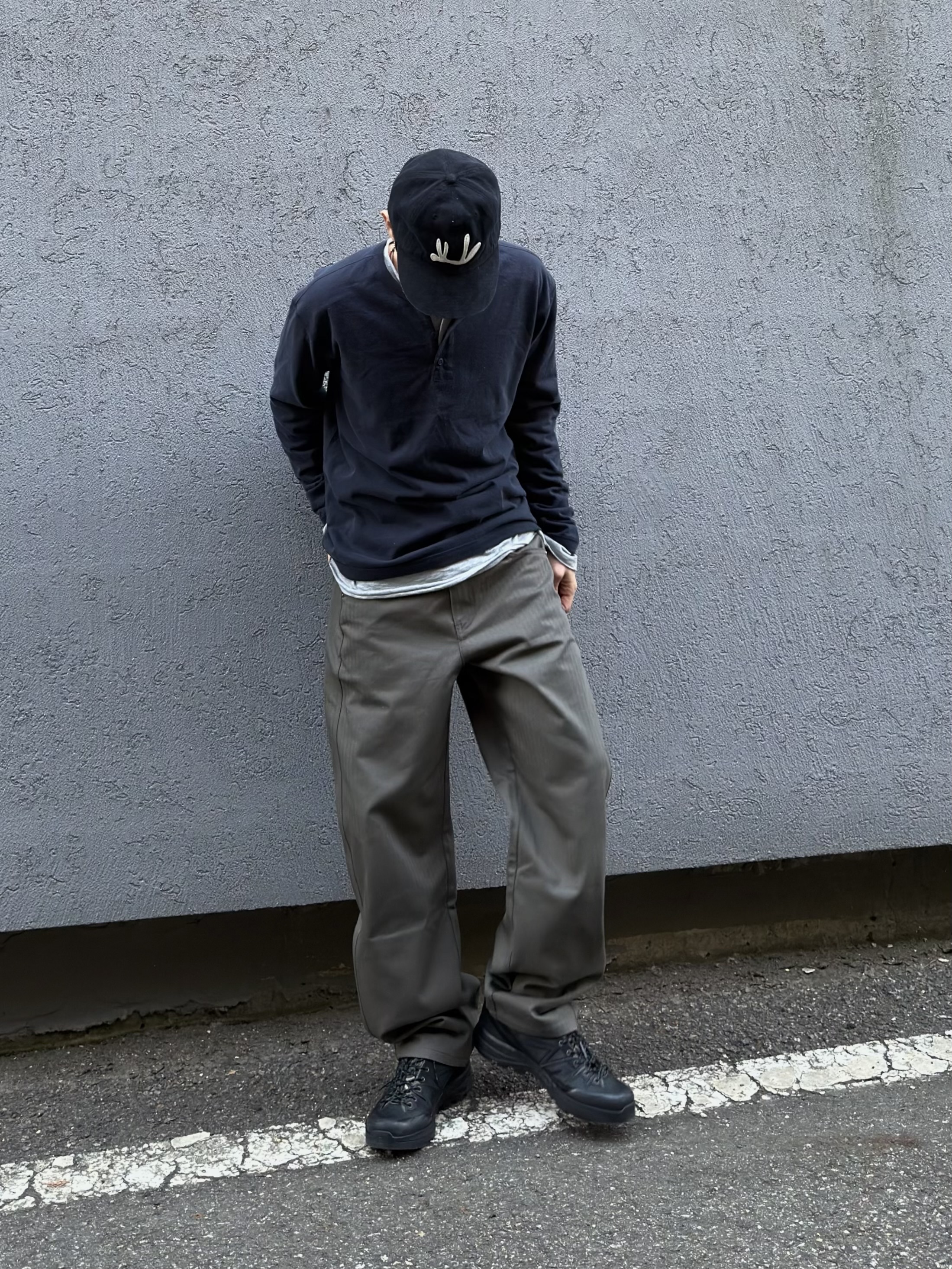 CHOWOO Comfort 3-Button Henley Neck Navy, CHOWOO Semi Curved Herringbone Twill Pants Khaki 착용 스타일 - 3