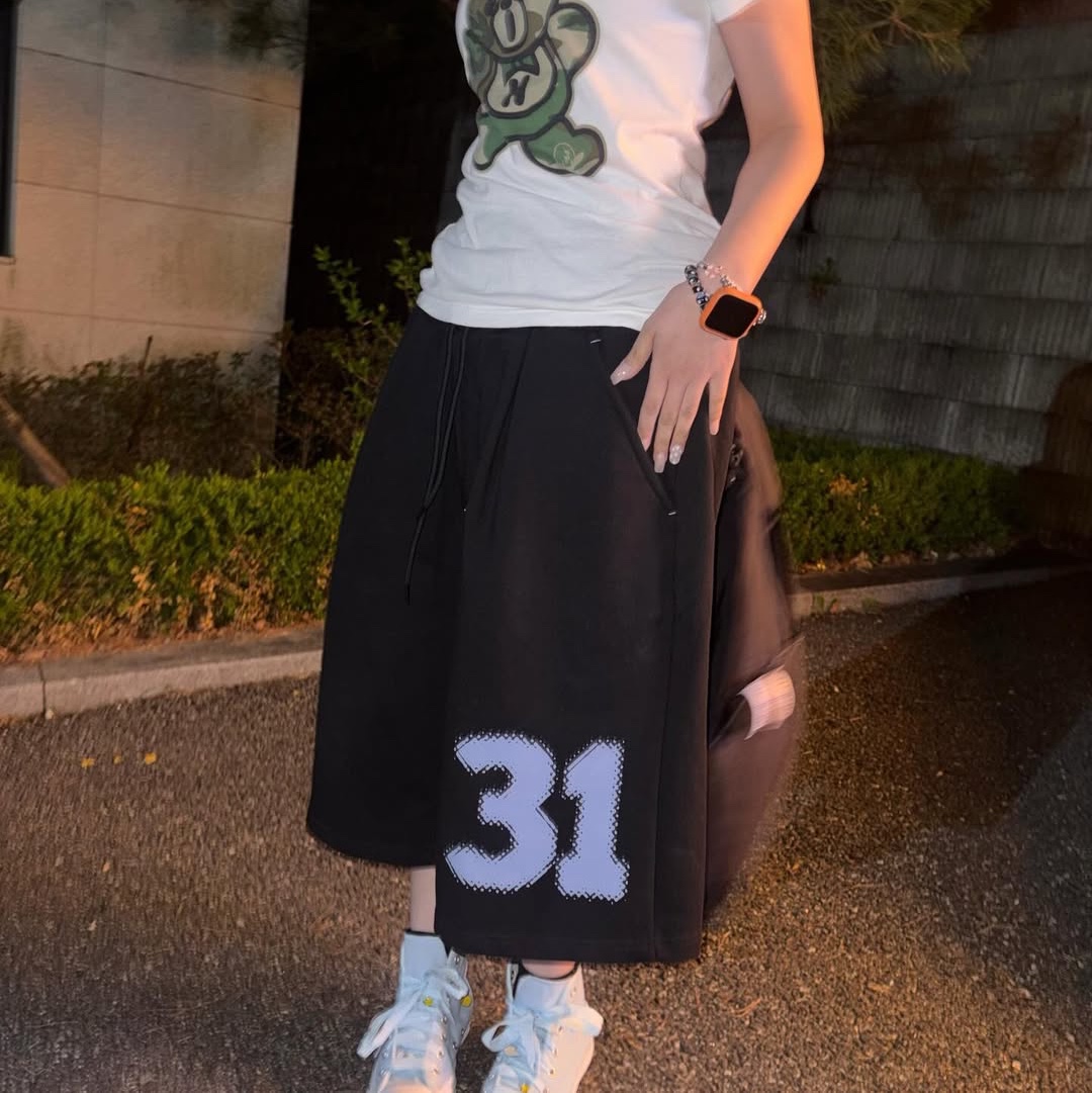 MAINBOOTH Boxer Oversized Sweat Shorts Black 착용 스타일 - 3