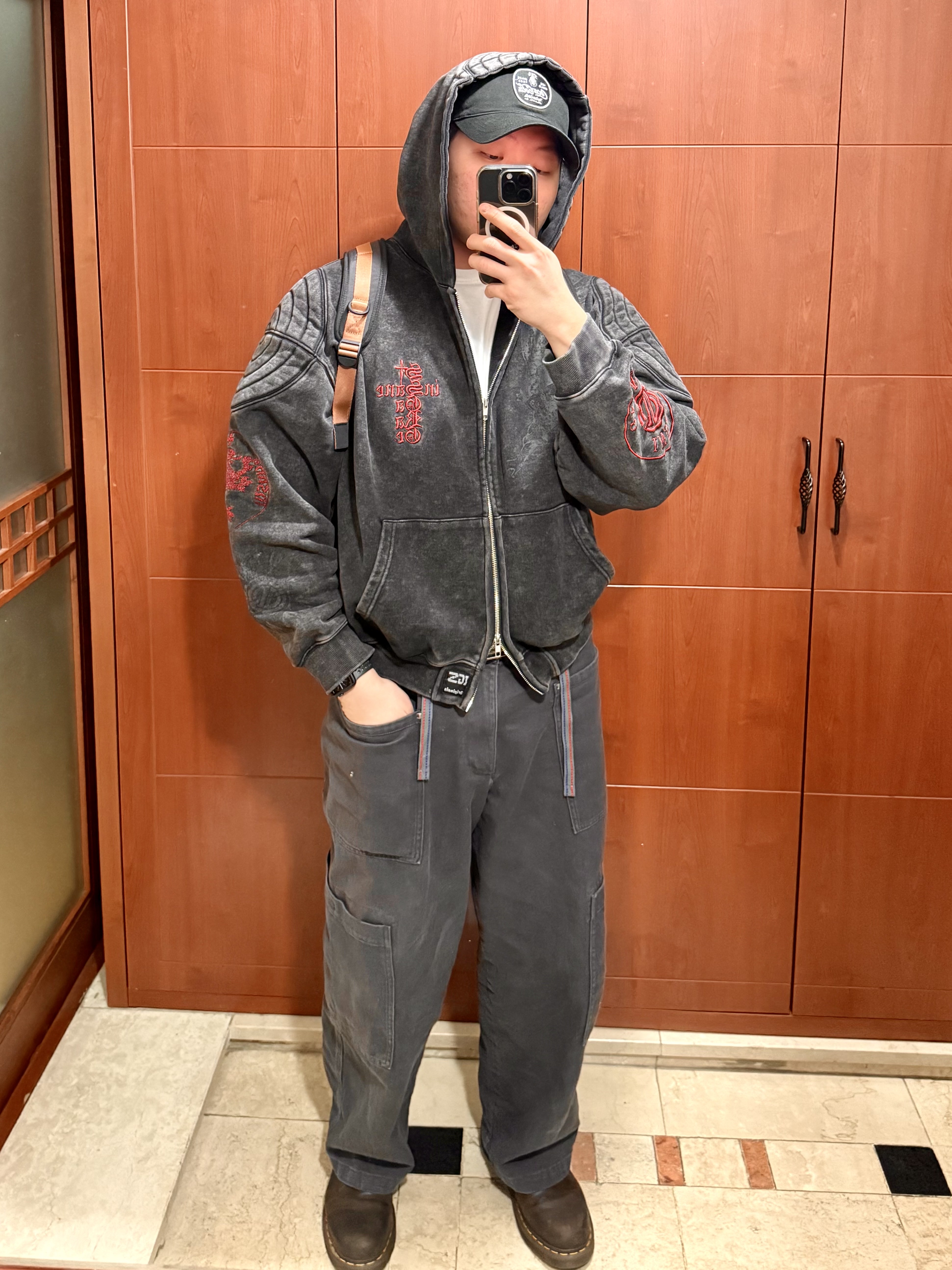 Zara x Champion Drawstring Cargo Pants Anthracite Gray, Starbucks x Rawrow String Backpack Black 착용 스타일