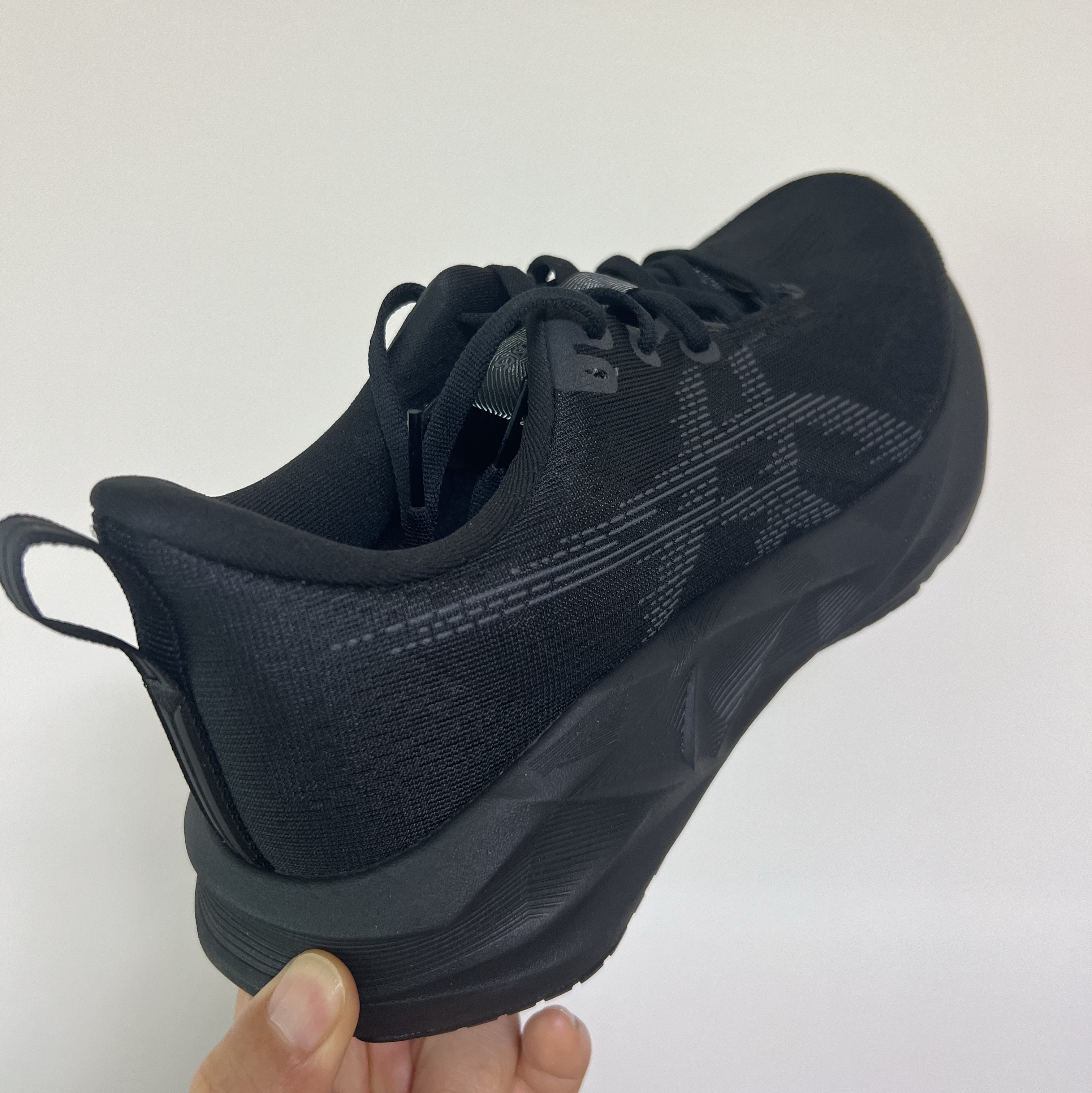 Asics Novablast 5 Black Carrier Grey 착용 스타일 - 2